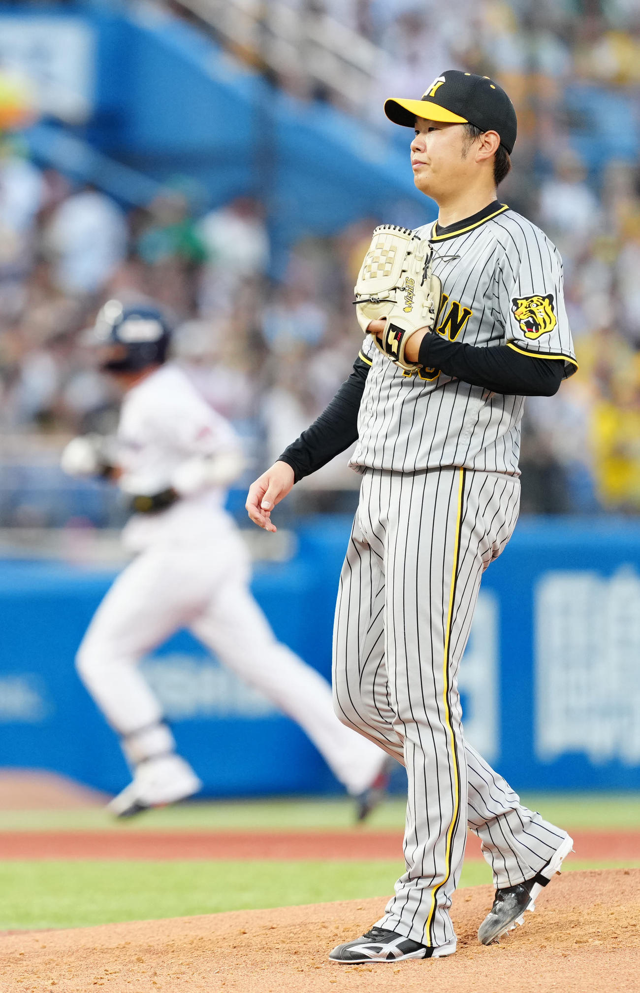 ヤクルト対阪神　2回裏ヤクルト1死三塁、山田（後方）に先制2点本塁打を浴びる西勇（撮影・江口和貴）