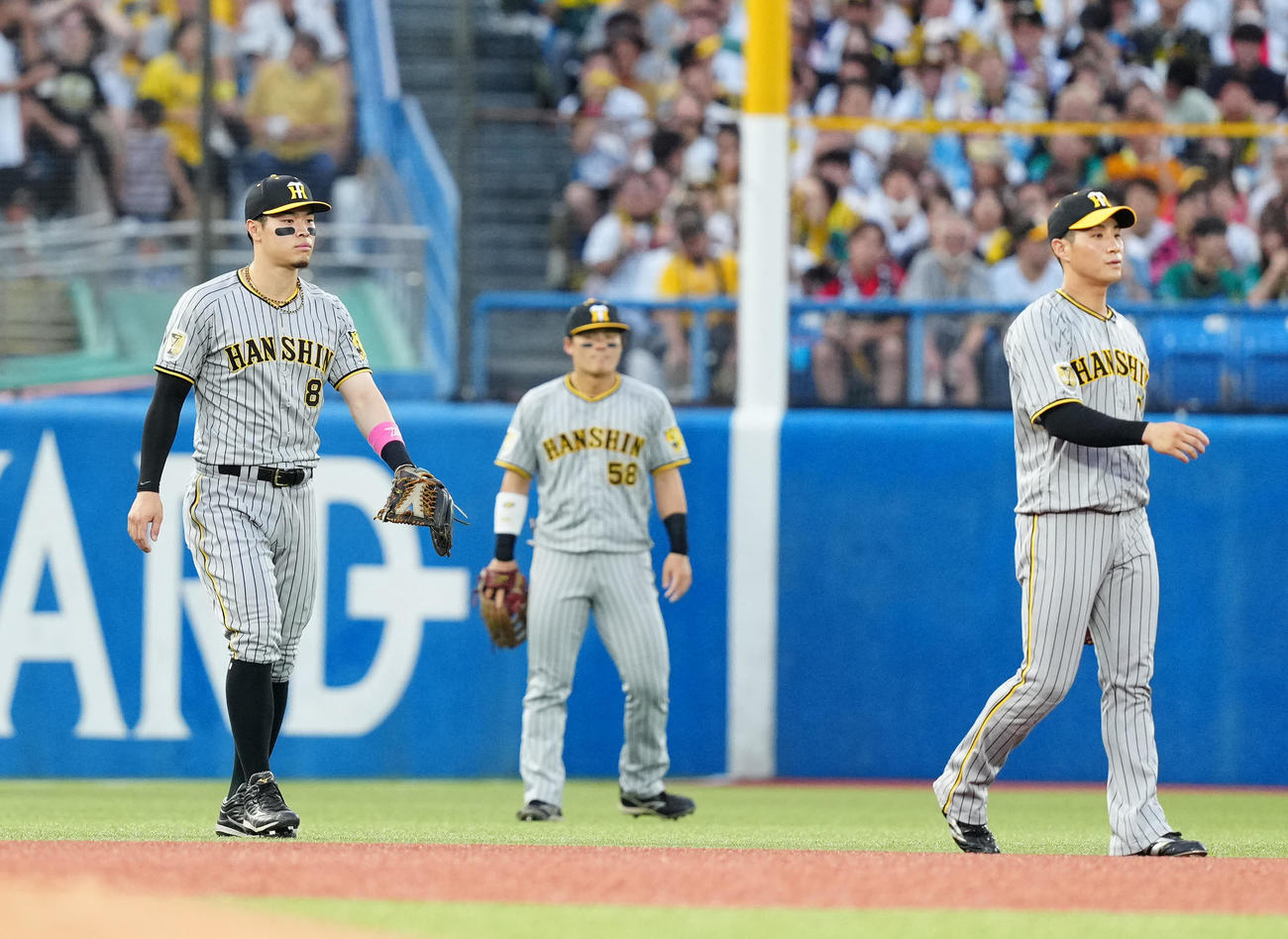 ヤクルト対阪神　3回裏ヤクルト1死、長岡の打球を落球した三塁手佐藤輝（左）（撮影・江口和貴）