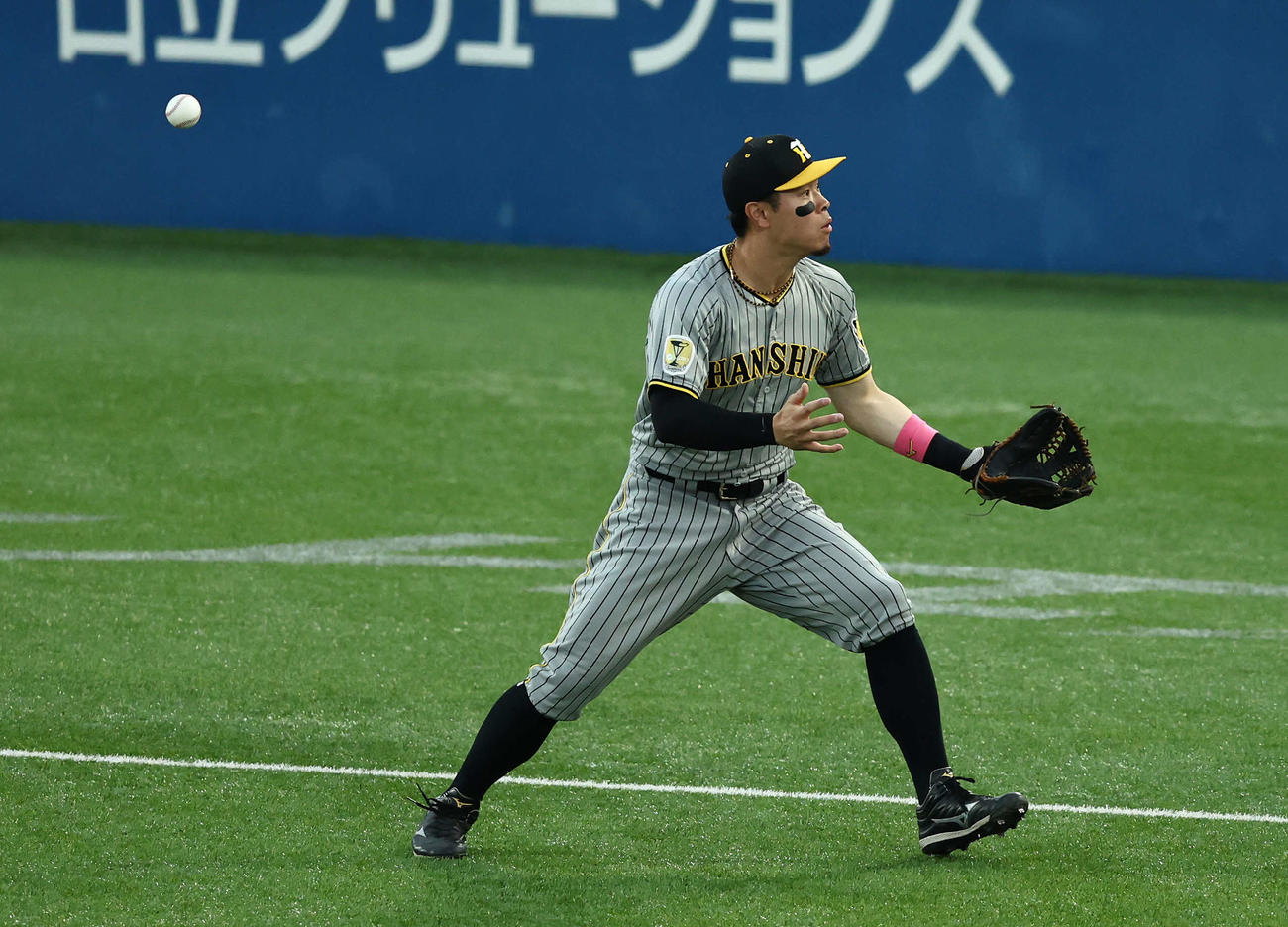 ヤクルト対阪神　3回裏ヤクルト1死、長岡の打球を落球する佐藤輝（撮影・河田真司）