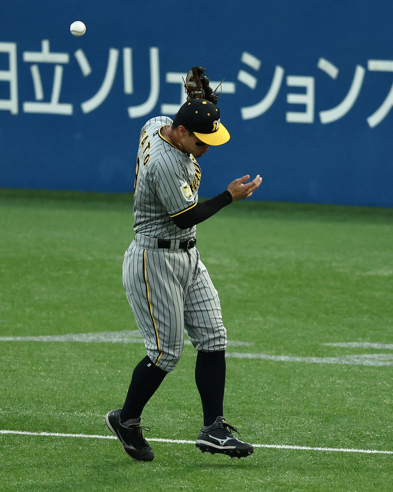 ヤクルト対阪神　3回裏ヤクルト1死、長岡の打球を落球する佐藤輝（撮影・河田真司）