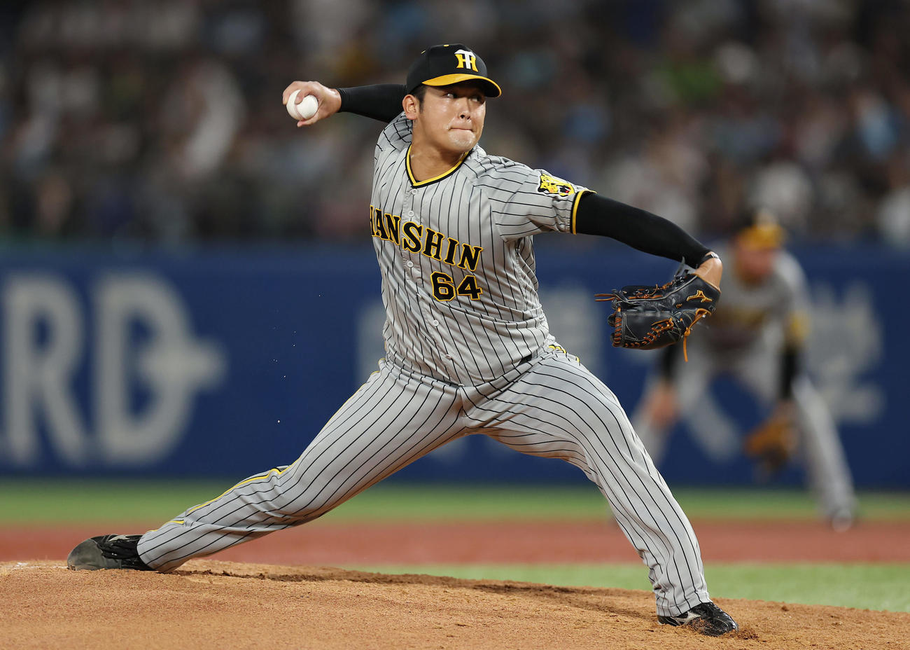 ヤクルト対阪神　力投する阪神2番手の岡留（撮影・前田充）