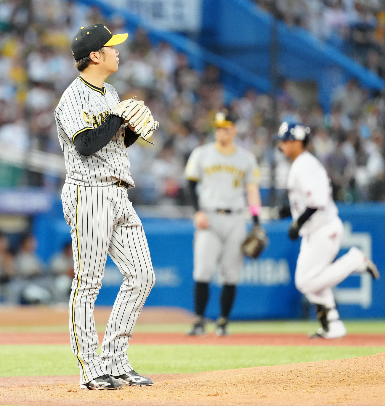 ヤクルト対阪神　3回裏ヤクルト2死一、二塁、沢井（後方右）に3点本塁打を浴びる西勇（撮影・江口和貴）