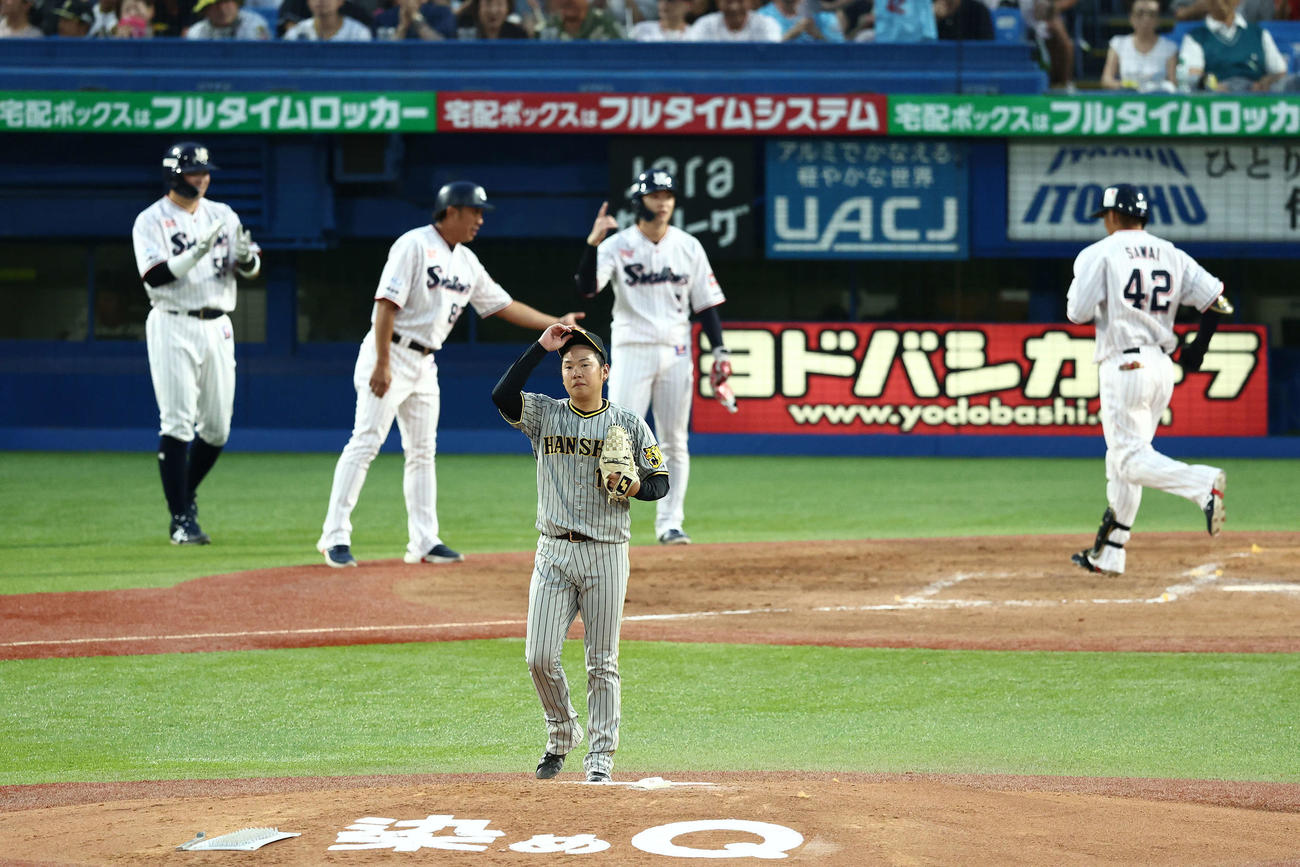 ヤクルト対阪神　3回裏ヤクルト2死一、二塁、沢井（右）に右越え3点本塁打を浴びる西勇（撮影・河田真司）