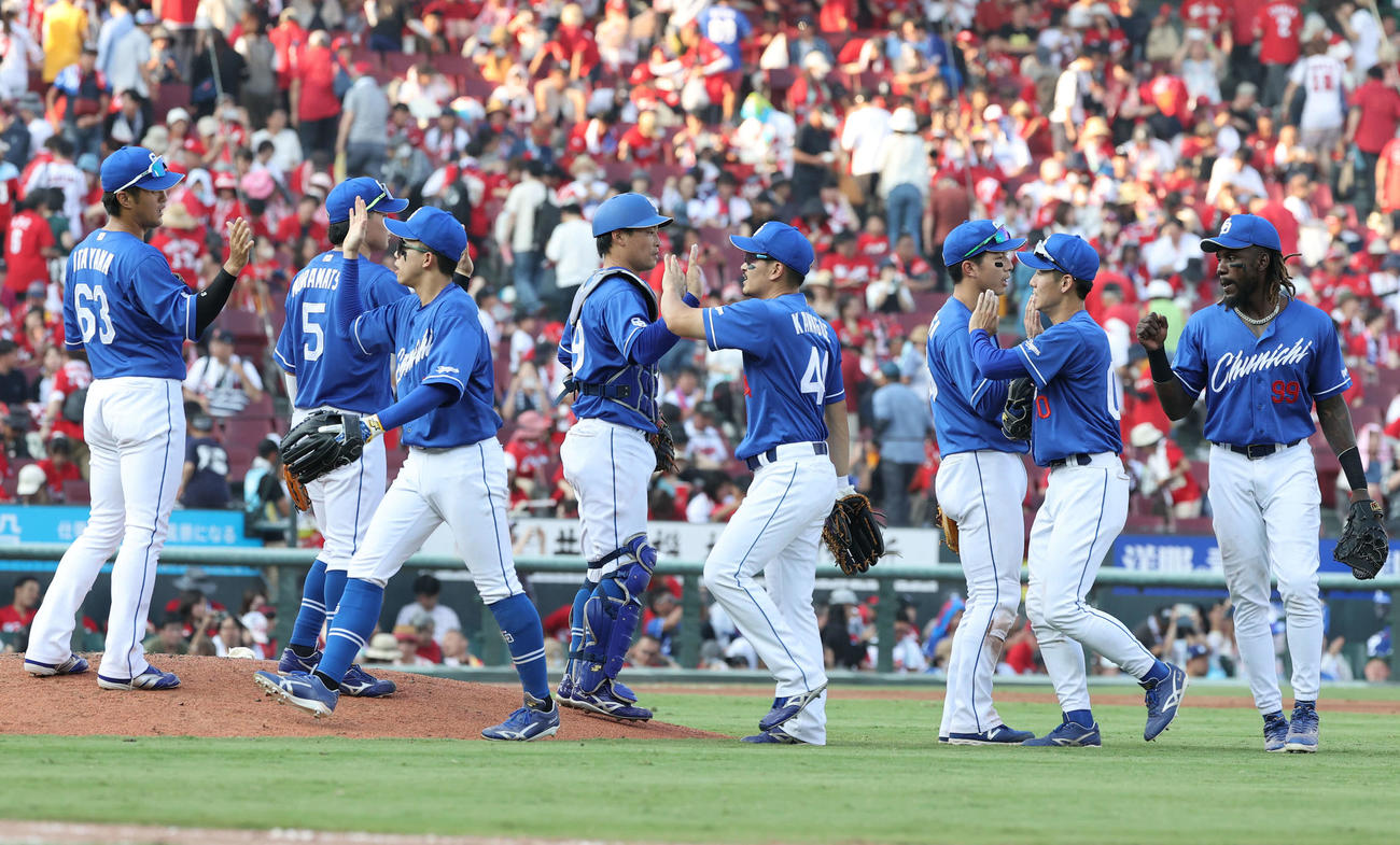 広島対中日　広島に勝った中日ナイン（撮影・加藤孝規）