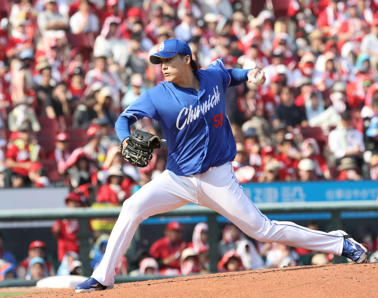 広島対中日　5回裏広島無死一、三塁、中日2番手の斎藤（撮影・加藤孝規）