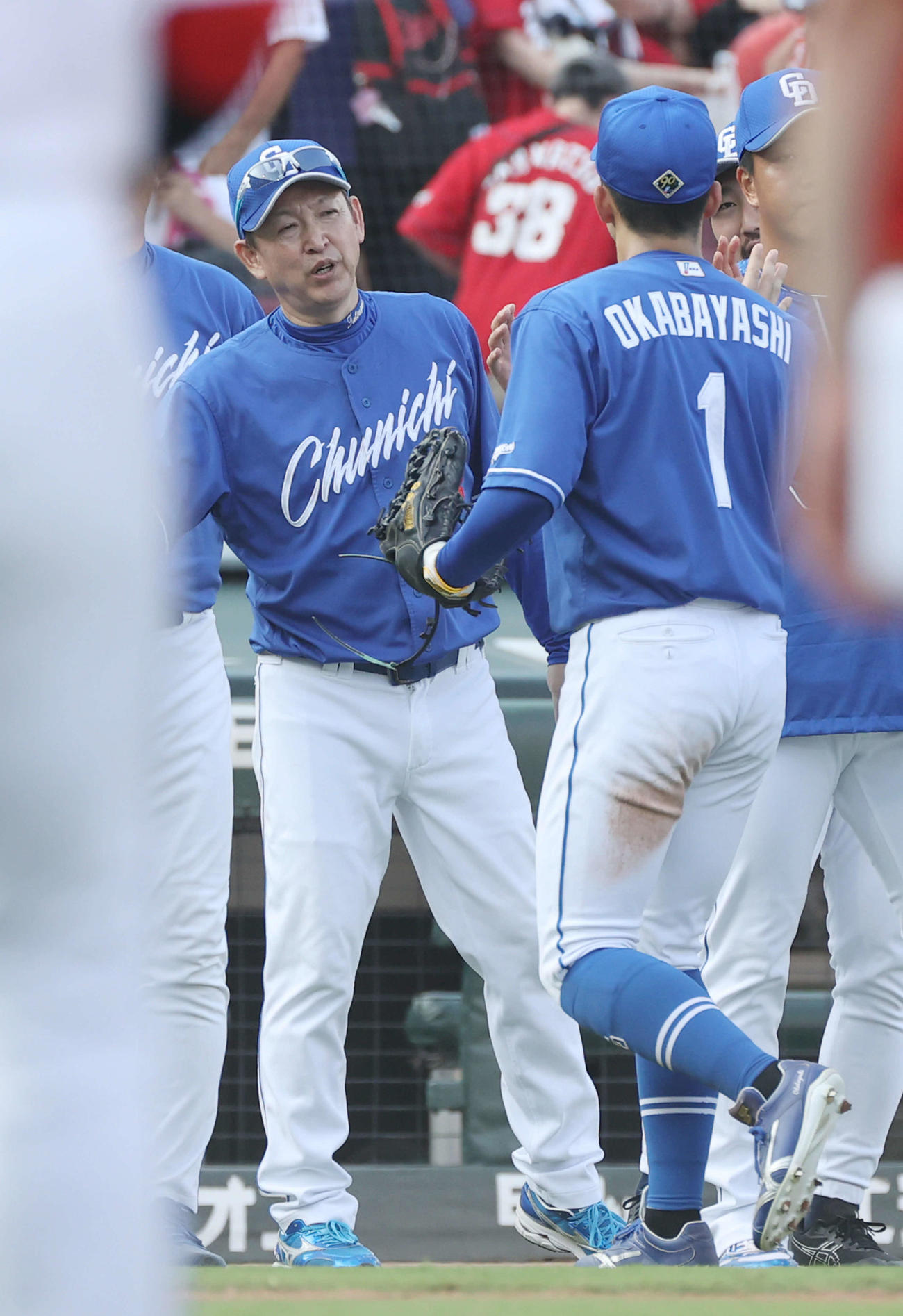 広島対中日　ナインを迎える中日立浪監督（撮影・加藤孝規）