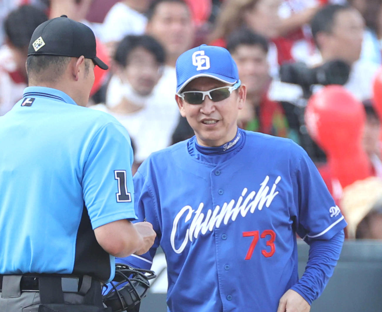 広島対中日　7回表終了時、交代を告げる中日立浪監督（撮影・加藤孝規）