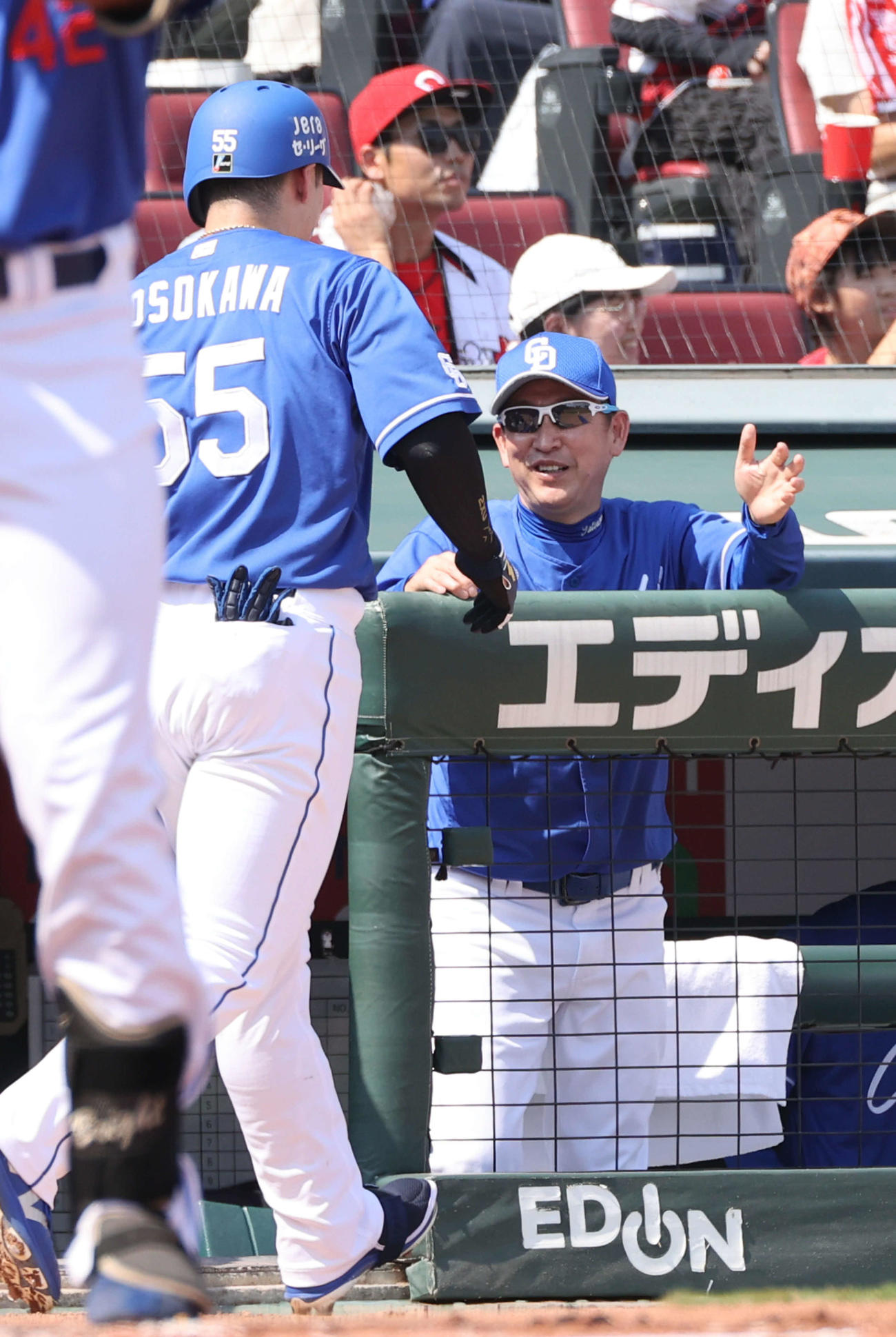 広島対中日　左中間越え2点本塁打を放った細川を迎える立浪監督（撮影・加藤孝規）