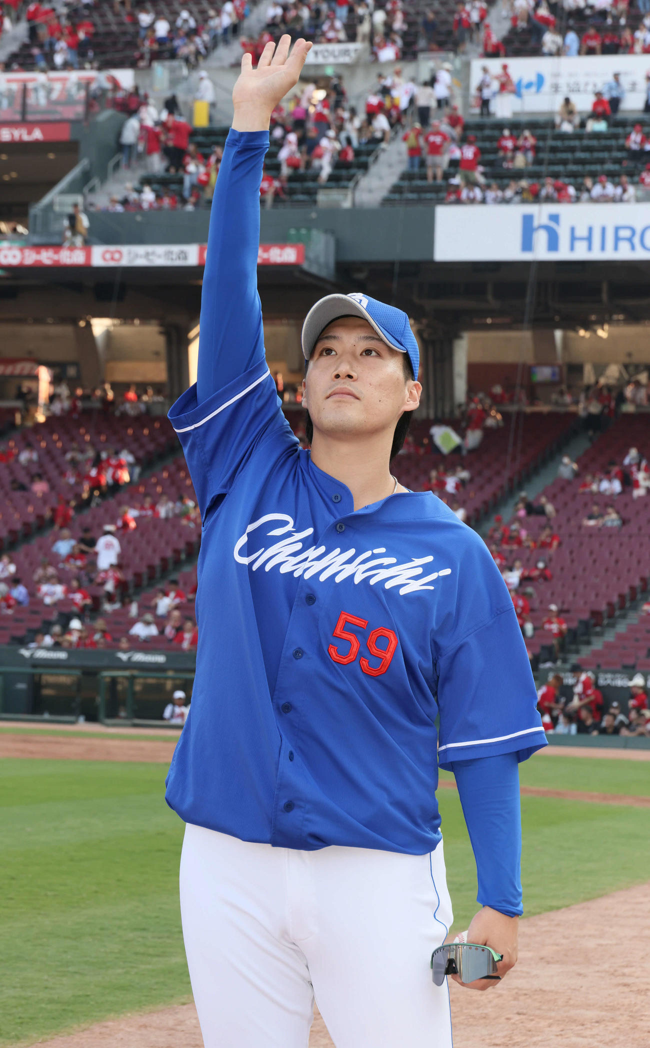 広島対中日　ファンの声援に応える斎藤（撮影・加藤孝規）