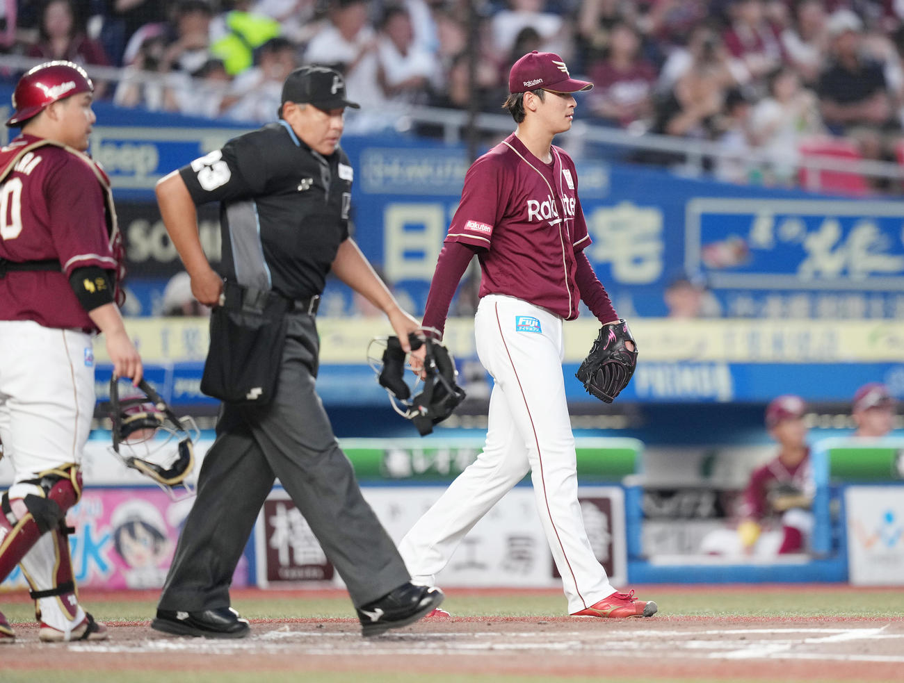 ロッテ対楽天　3回裏ロッテ無死一塁、藤原に右適時三塁打を浴び、浮かない表情の内（撮影・鈴木みどり）
