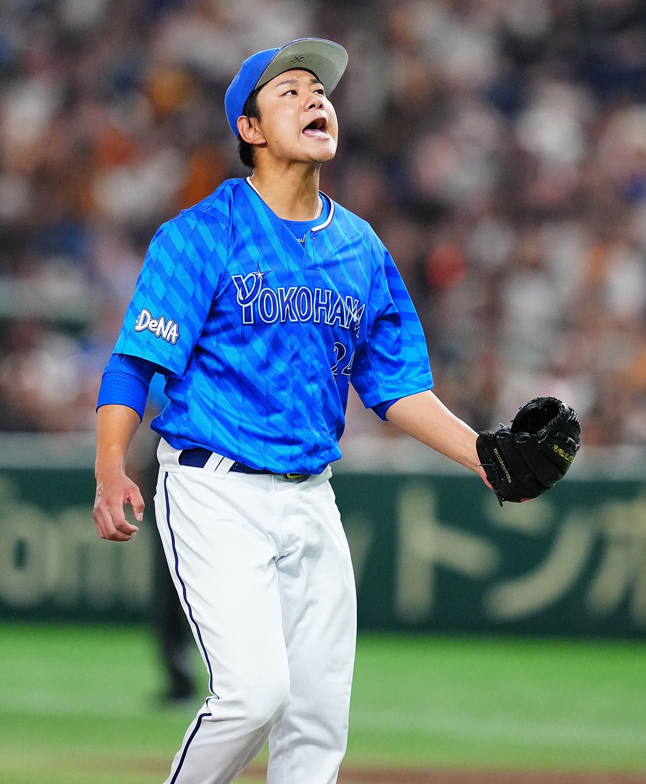 巨人対DeNA 6回裏巨人の攻撃を無失点に抑え雄たけびを上げるDeNA先発の吉野（撮影・垰建太）
