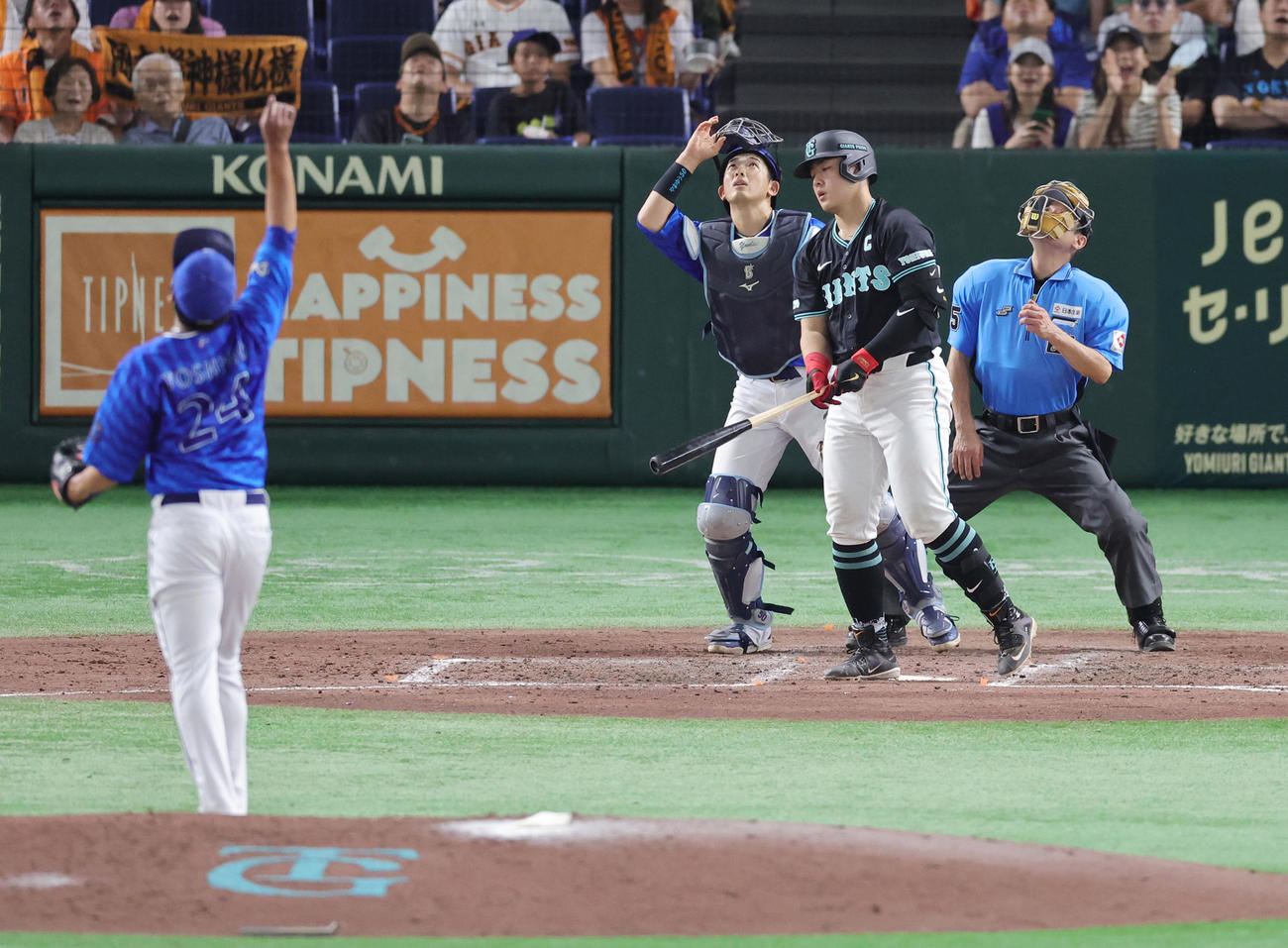 巨人対DeNA 5回裏巨人2死一、二塁、吉野の前に二飛に倒れる岡本和。捕手山本（撮影・野上伸悟）