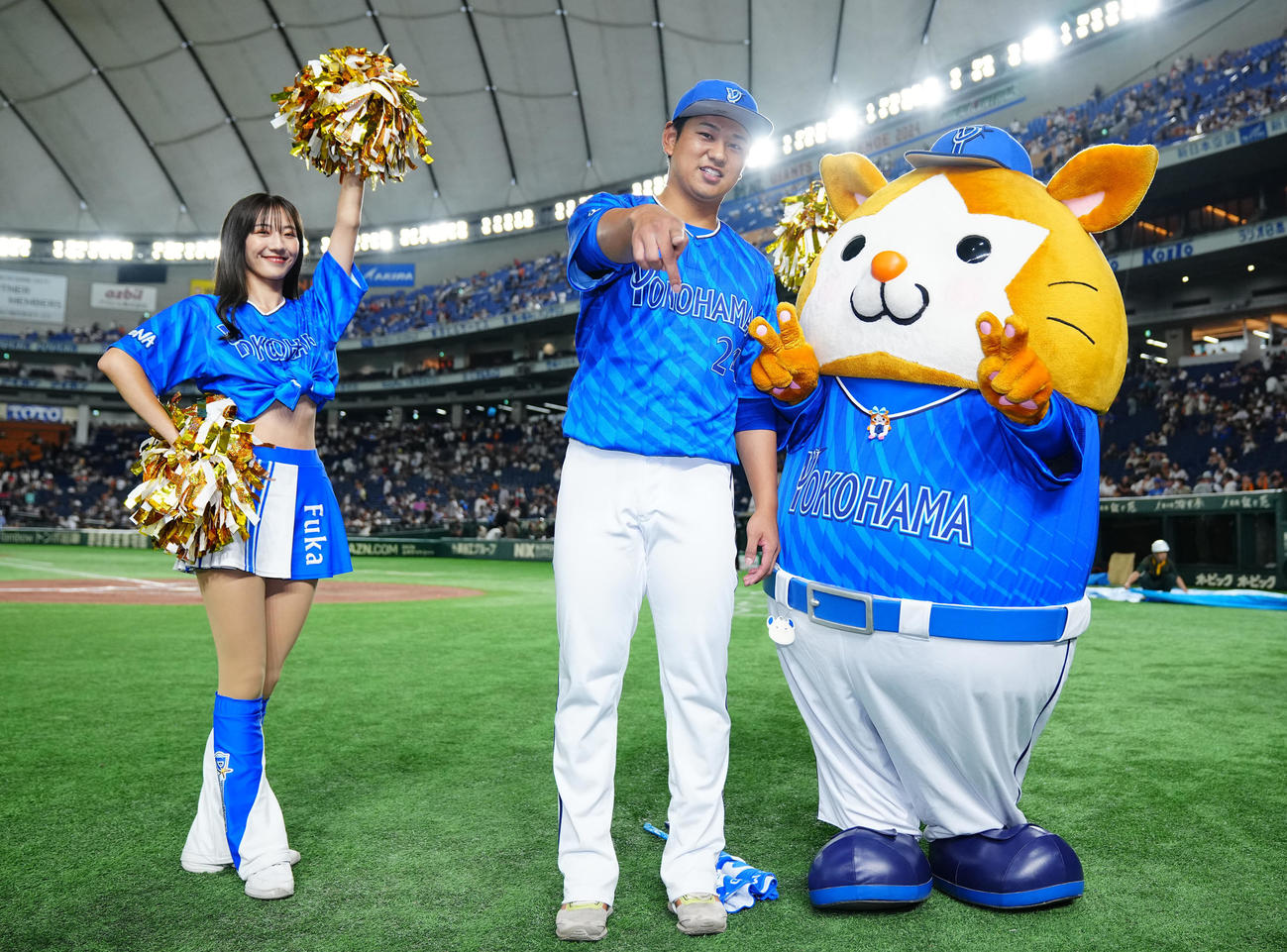 巨人対DeNA　巨人に勝利しヒーローのDeNA吉野（中央）は笑顔で写真に納まる（撮影・垰建太）