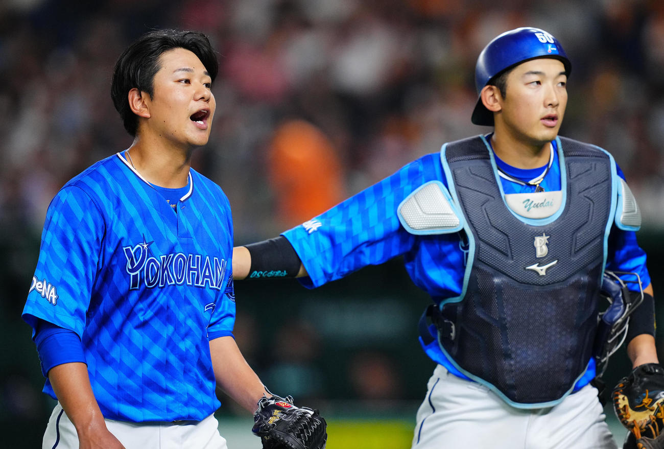 巨人対DeNA 6回裏巨人の攻撃を無失点に抑えたDeNA先発の吉野（左）と山本のバッテリー（撮影・垰建太）