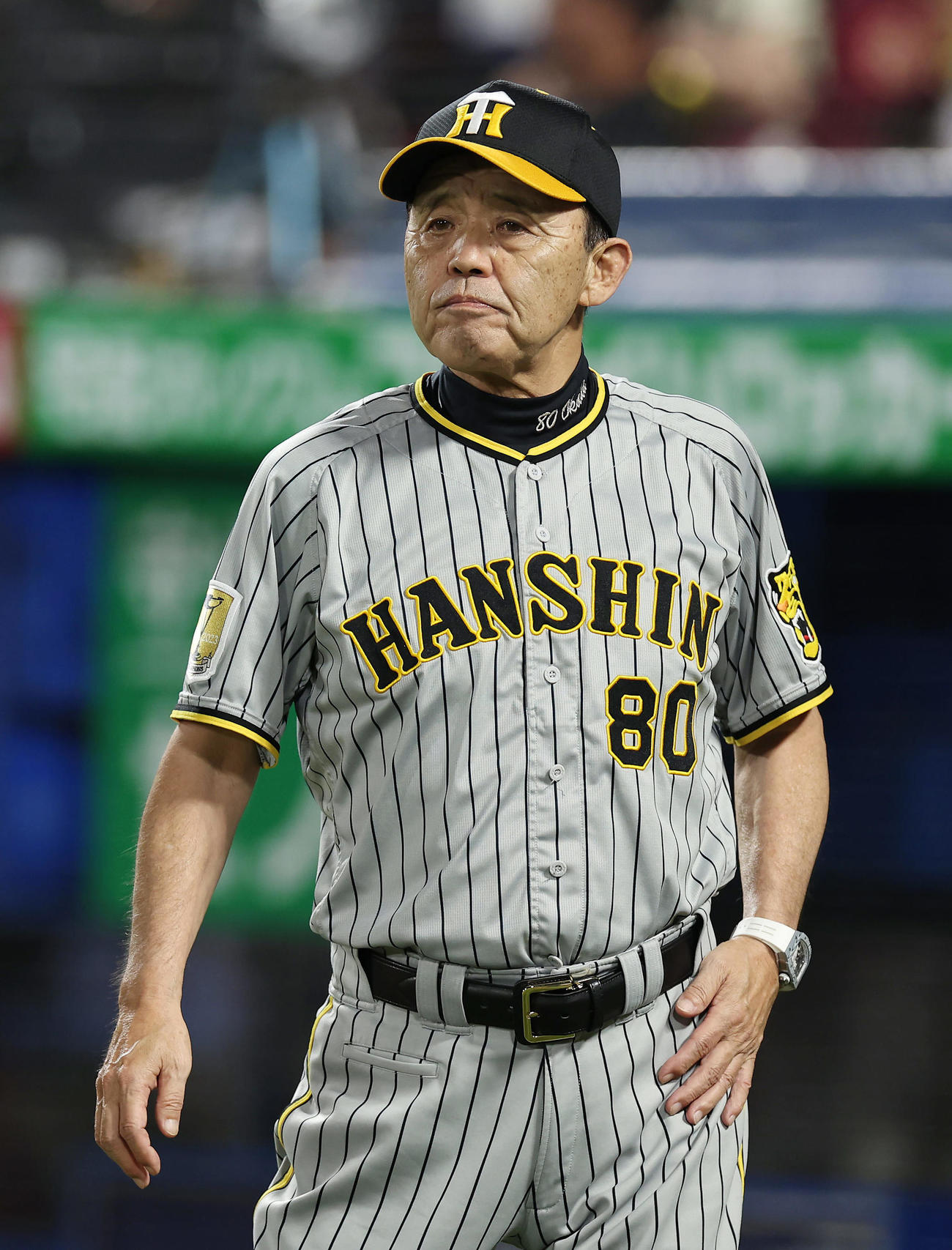 ヤクルト対阪神　6回表を終え選手交代を告げる阪神岡田監督（撮影・前田充）
