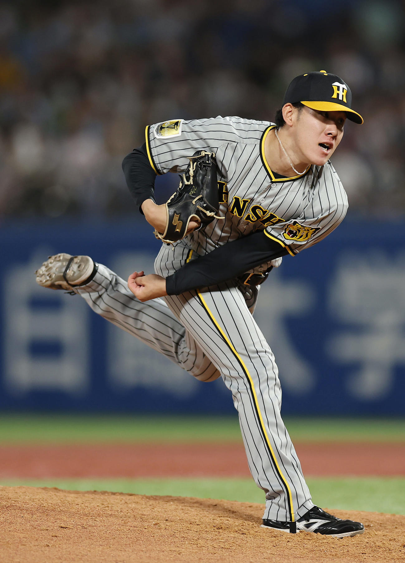 ヤクルト対阪神　力投する阪神3番手の富田（撮影・前田充）