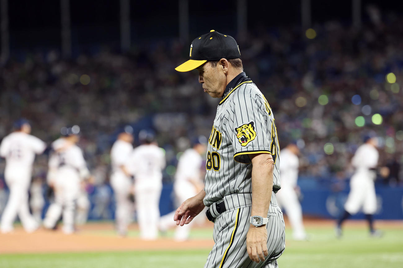 ヤクルト対阪神　ヤクルトに敗れ引き揚げる阪神岡田監督（撮影・前田充）