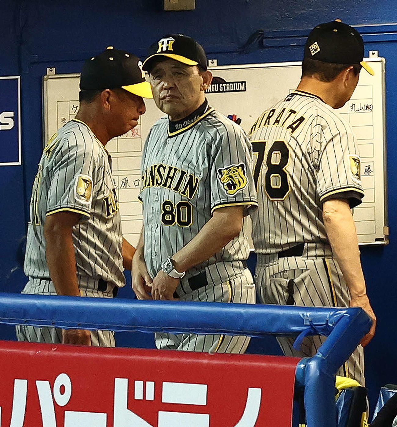 ヤクルト対阪神　ヤクルトに敗れ引き揚げる岡田監督（撮影・河田真司）