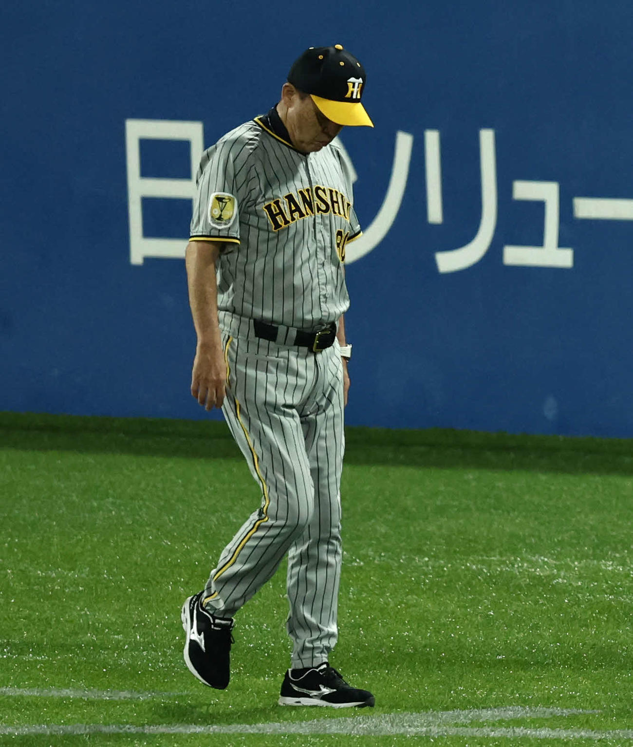 ヤクルト対阪神　ヤクルトに敗れ引き揚げる岡田監督（撮影・河田真司）
