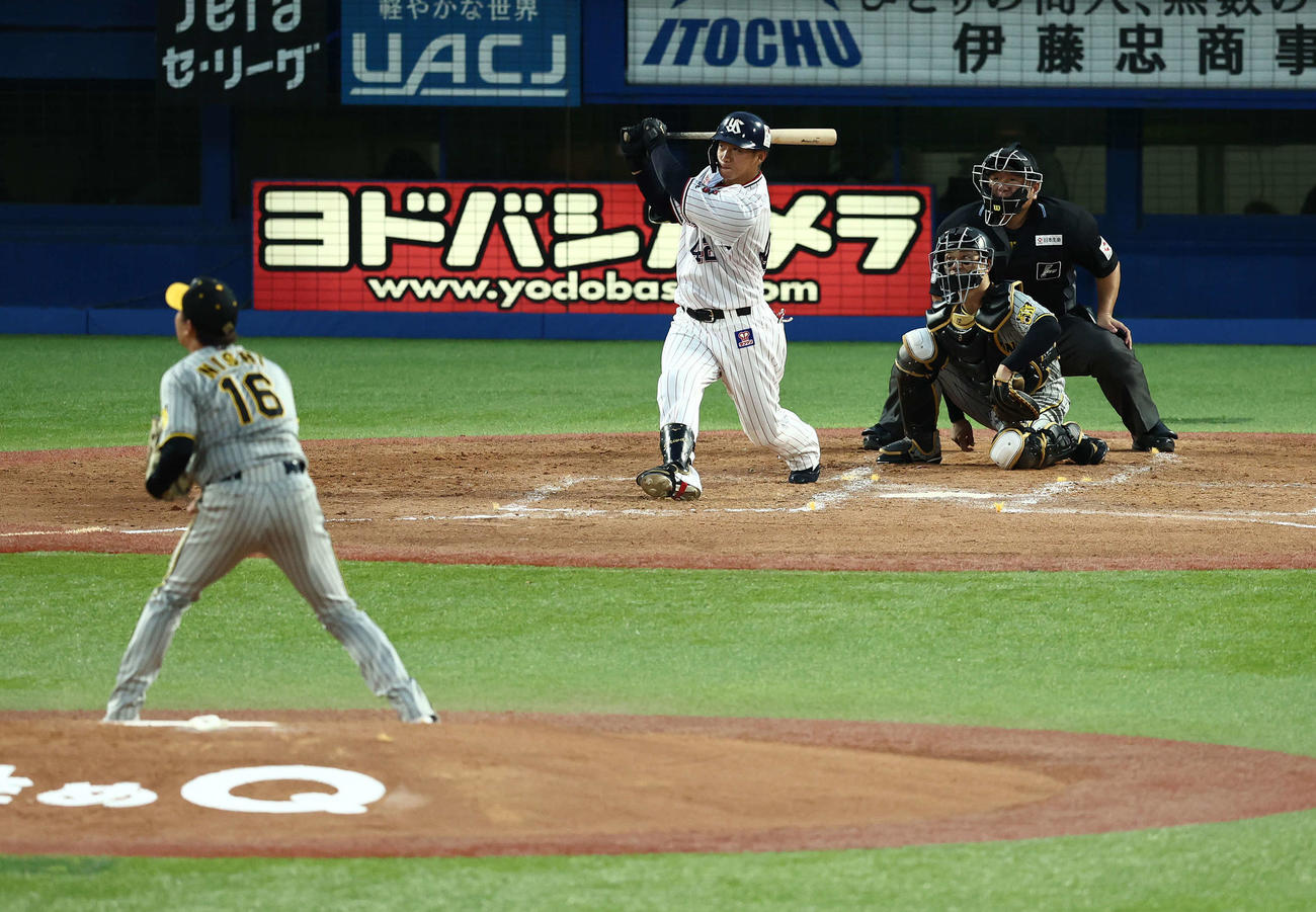 ヤクルト対阪神　3回裏ヤクルト2死一、二塁、右越え3点本塁打を放つ沢井。投手西勇（撮影・河田真司）