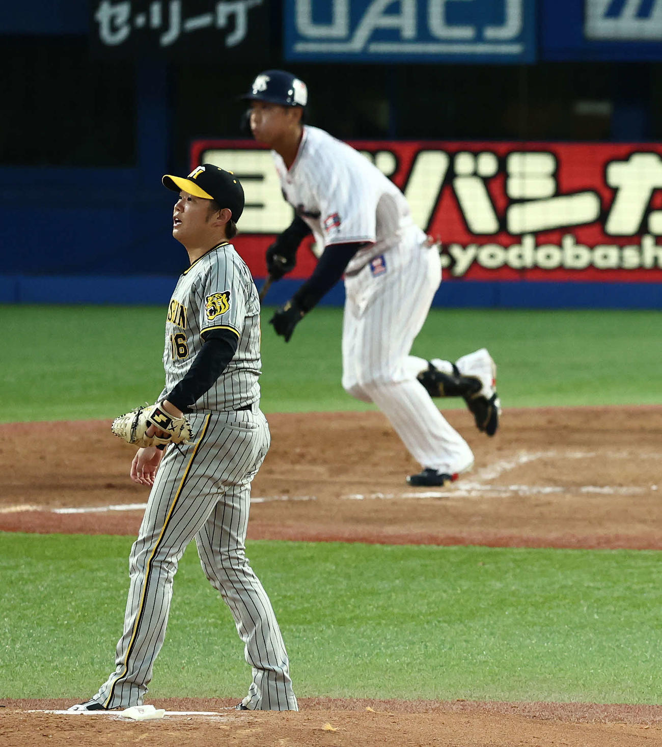 ヤクルト対阪神　3回裏ヤクルト2死一、二塁、沢井に右越え3点本塁打を浴びる西勇（撮影・河田真司）