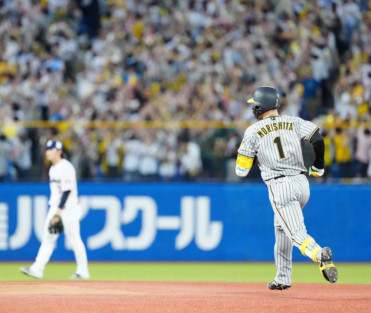 ヤクルト対阪神　4回表阪神1死一塁、2点本塁打を放ちダイヤモンドを1周する森下（撮影・江口和貴）
