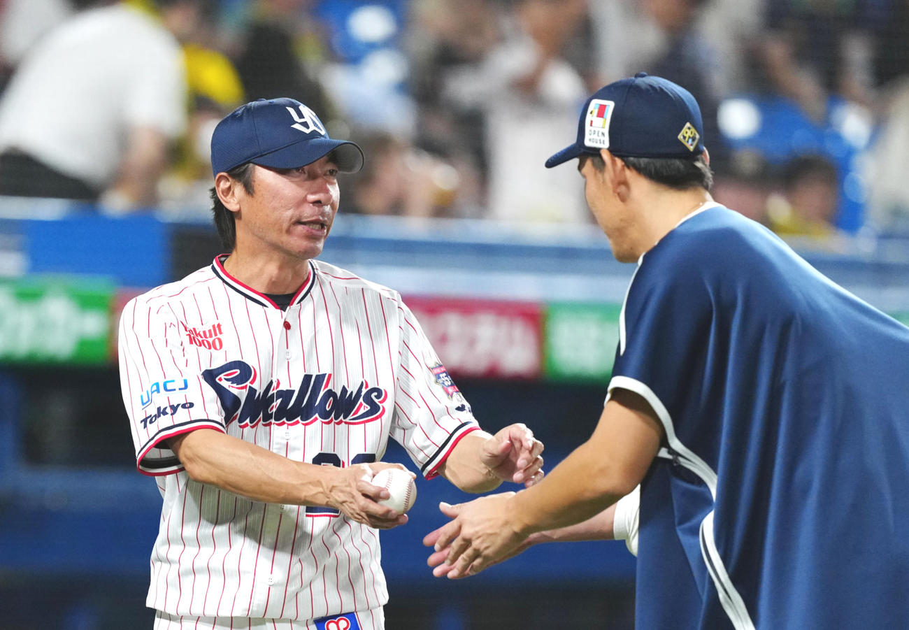 ヤクルト対阪神　試合後、通算300勝としヤクルト高梨（右）から記念球を受け取る高津監督（撮影・江口和貴）