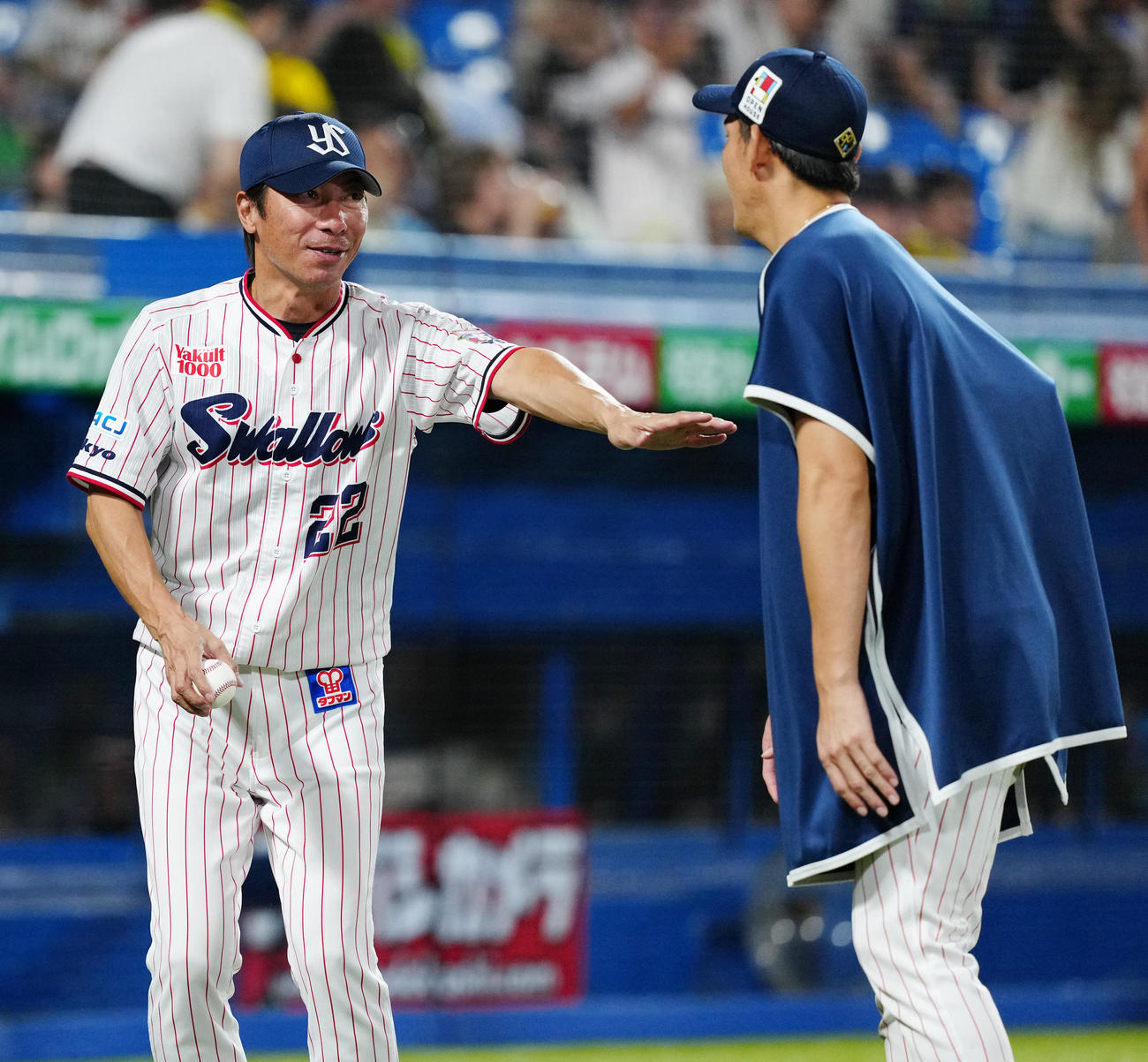 ヤクルト対阪神　試合後、通算300勝としヤクルト高梨（右）から記念球を受け取る高津監督（撮影・江口和貴）
