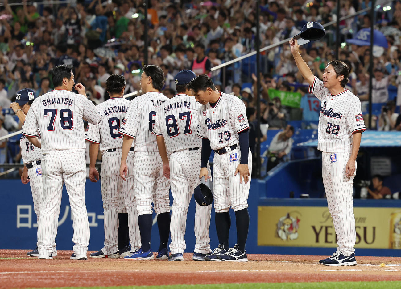 ヤクルト対阪神　阪神に勝利しファンにあいさつするヤクルト高津監督（右端）ら（撮影・前田充）