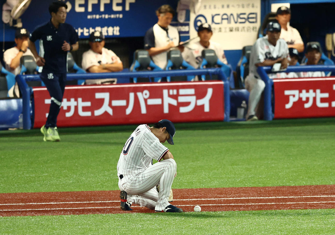 ヤクルト対阪神　6回表阪神無死、糸原に投前内野安打を許す高梨（撮影・河田真司）