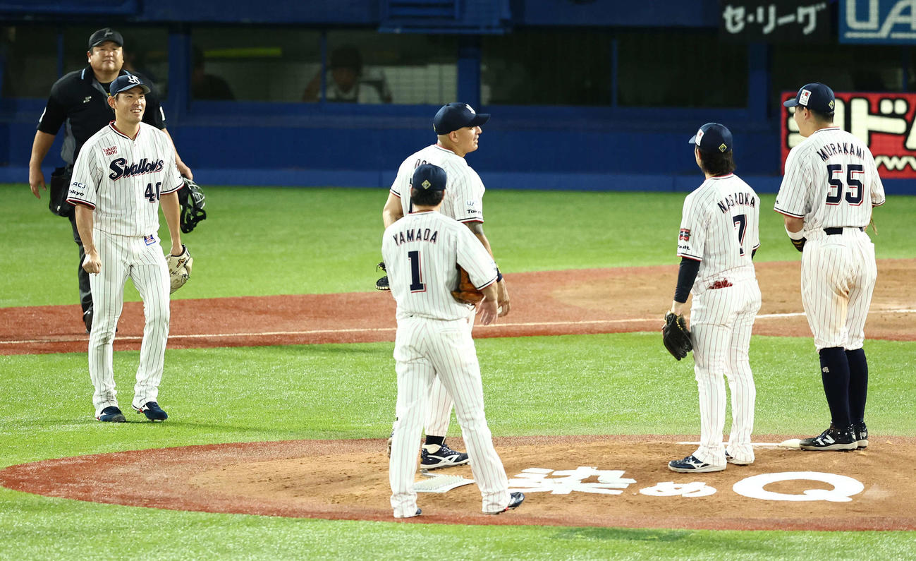 ヤクルト対阪神　6回表阪神1死一塁、治療から戻る高梨（左）（撮影・河田真司）