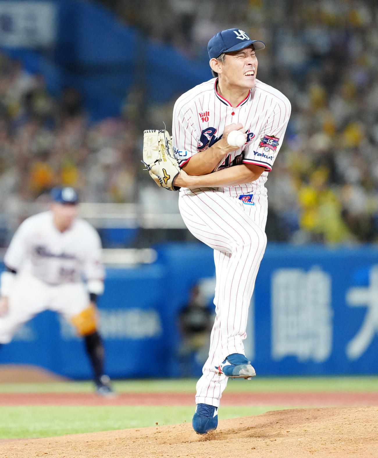 ヤクルト対阪神　6回表阪神無死、内野安打となった代打糸原の打球が当たる高梨（撮影・江口和貴）