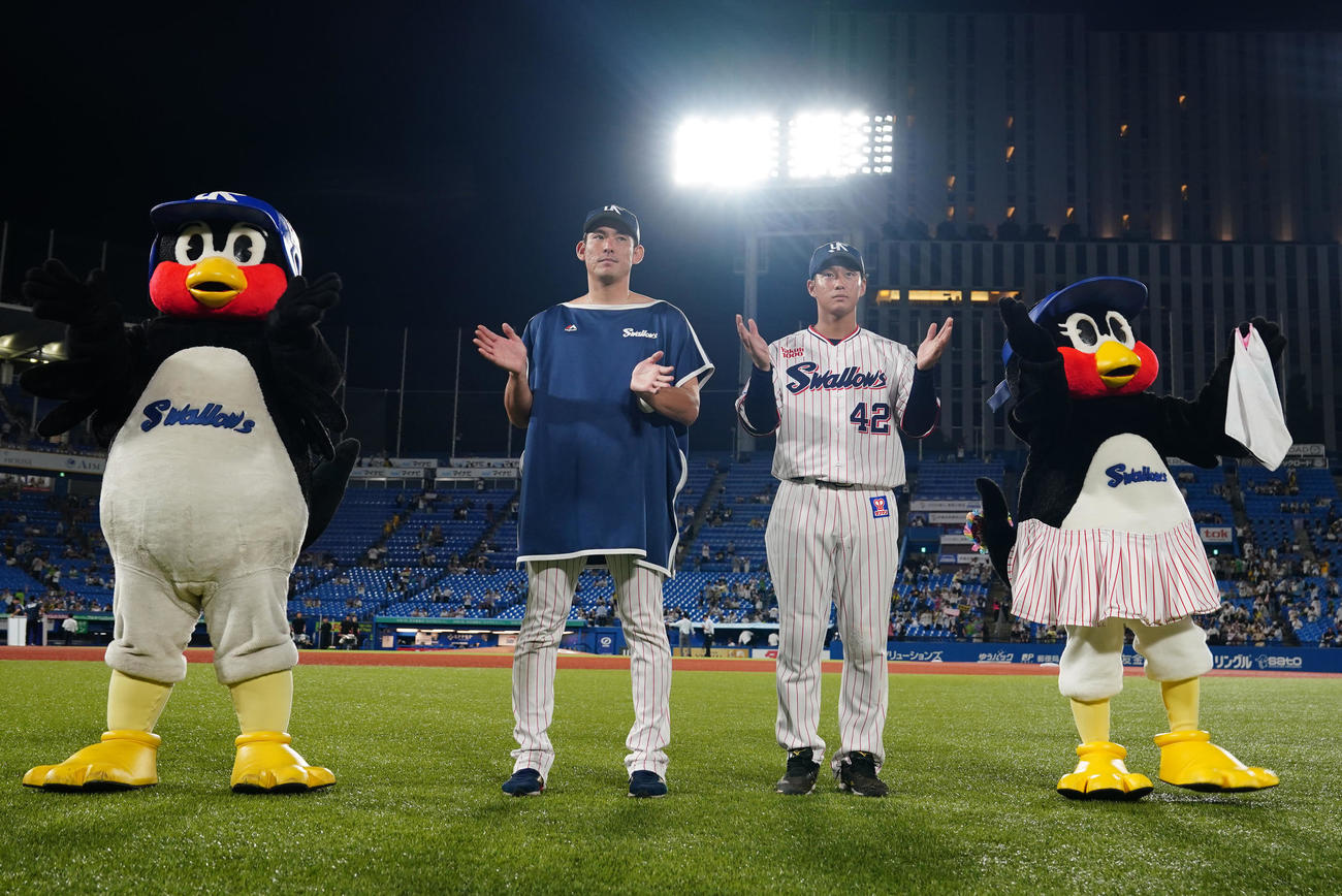 ヤクルト対阪神　試合後、ファンにあいさつするヤクルト高梨（中央左）と沢井（撮影・江口和貴）