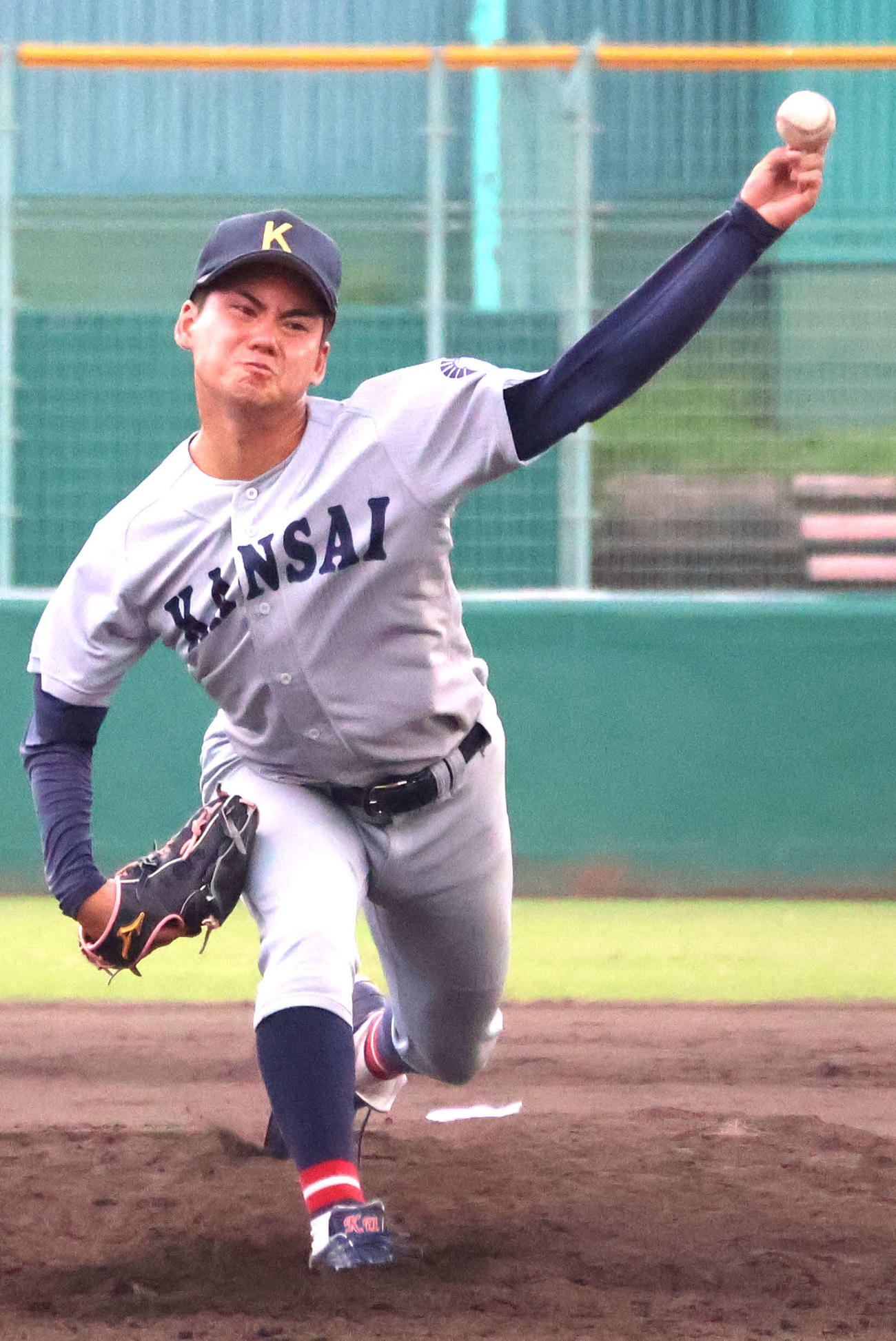 関大対近大　9回に登板した関大の金丸（撮影・塚本光）