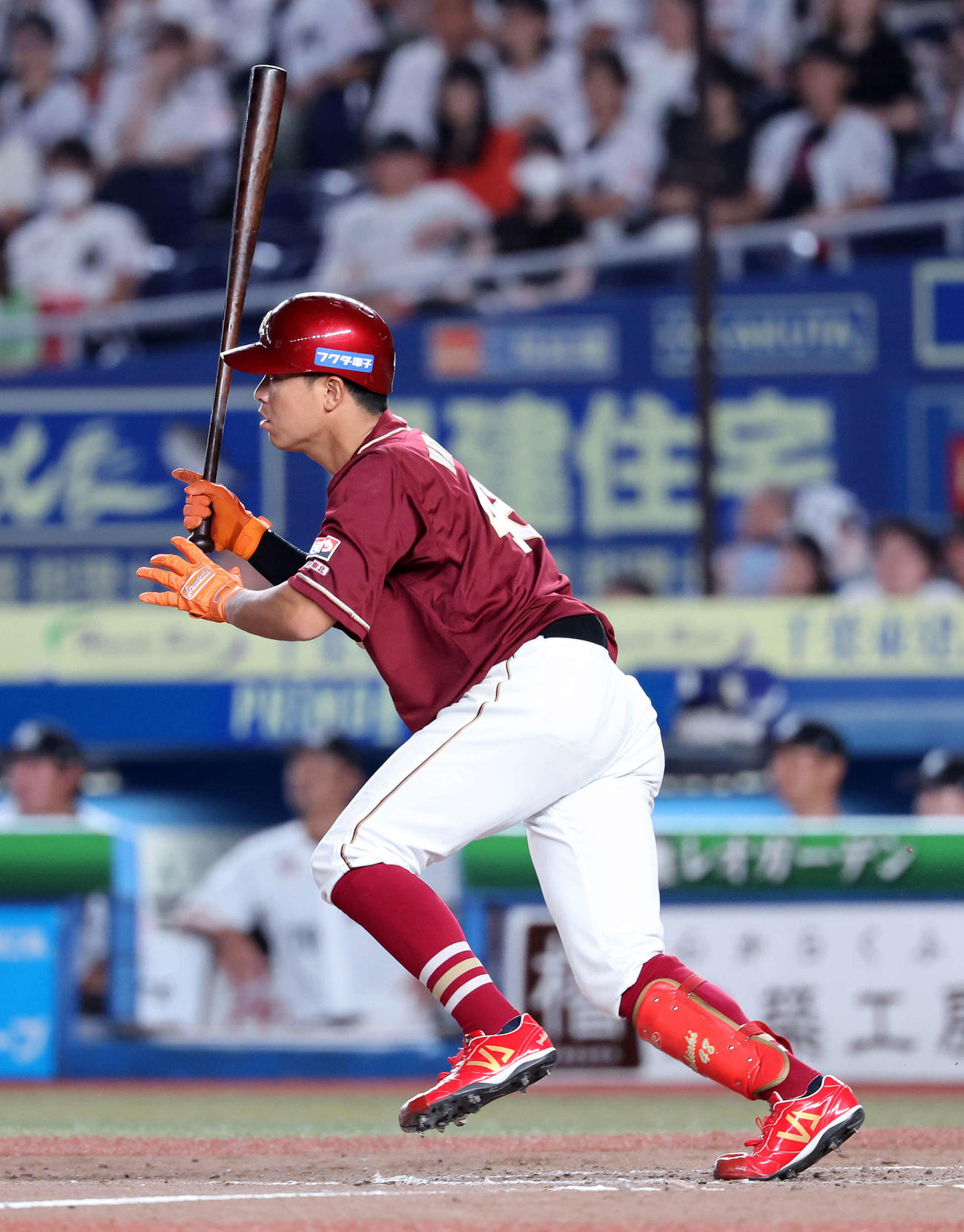 ロッテ対楽天　5回表楽天2死一、三塁、渡辺佳は右前適時打を放つ（撮影・鈴木正人）