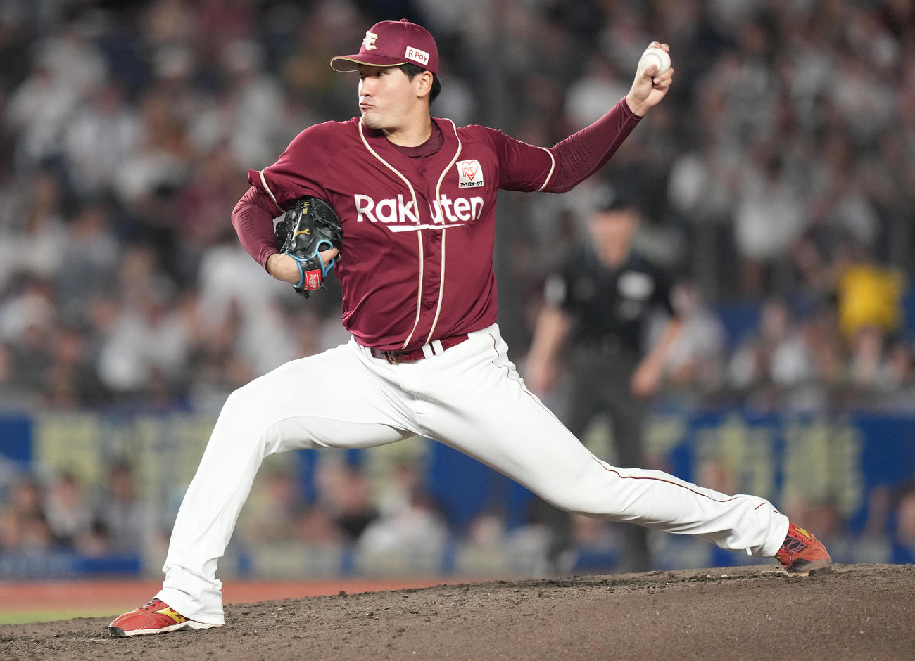ロッテ対楽天　5回裏途中から2番手で登板した楽天弓削（撮影・鈴木みどり）
