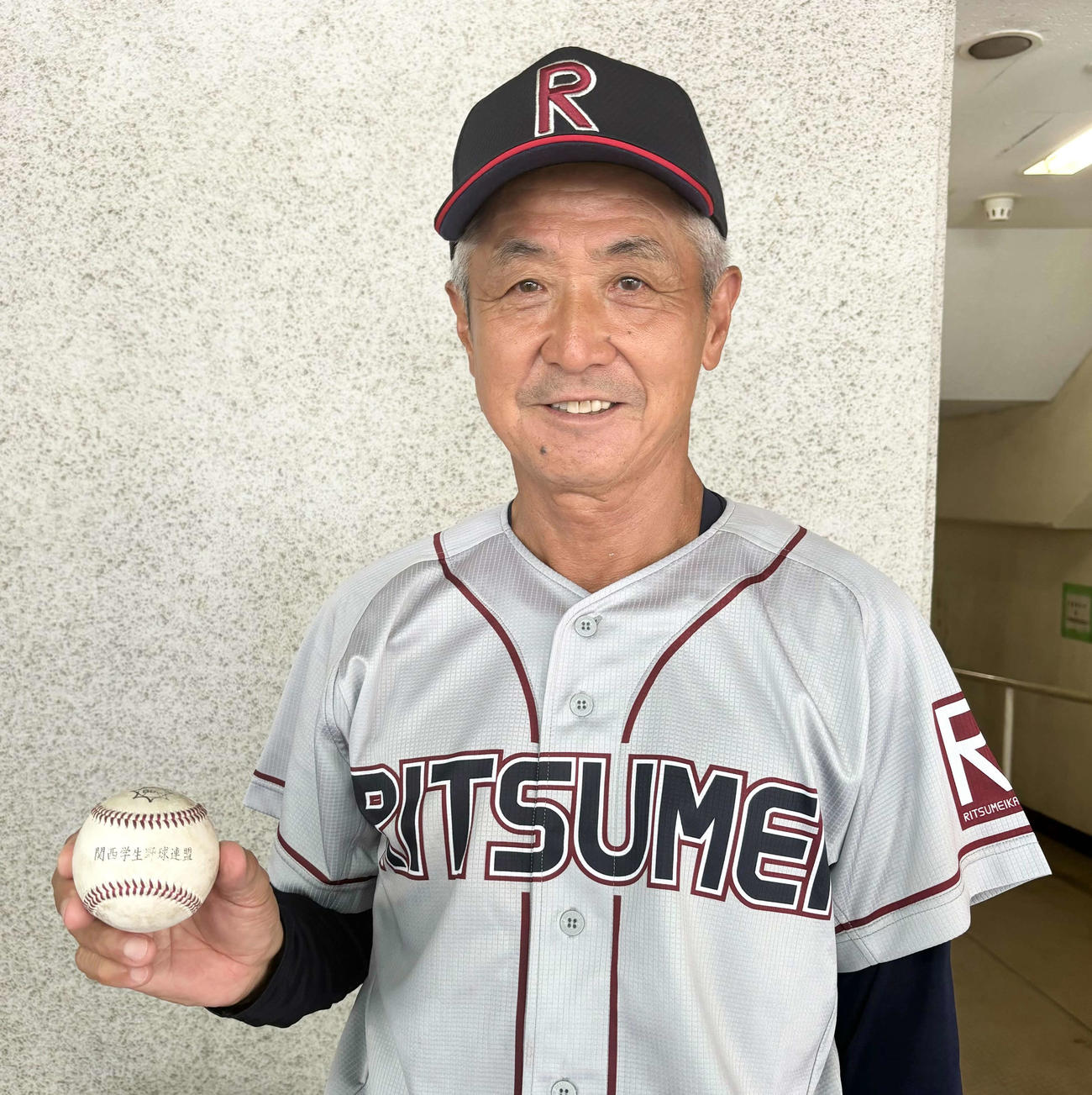 立命大対関学大　ウイニングボールを手にする立命大の片山監督（撮影・塚本光）