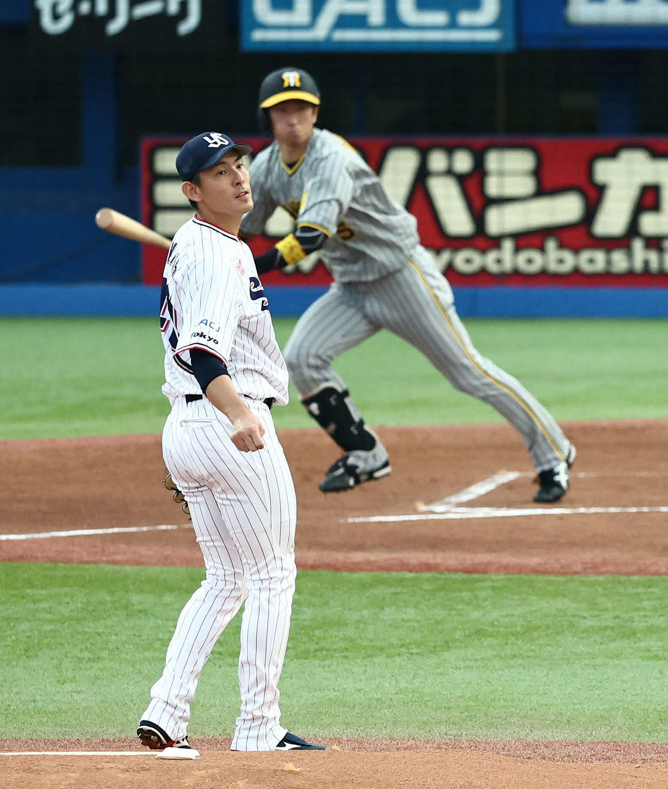 ヤクルト対阪神　1回表阪神無死、近本に左前打を浴びる高梨（撮影・河田真司）
