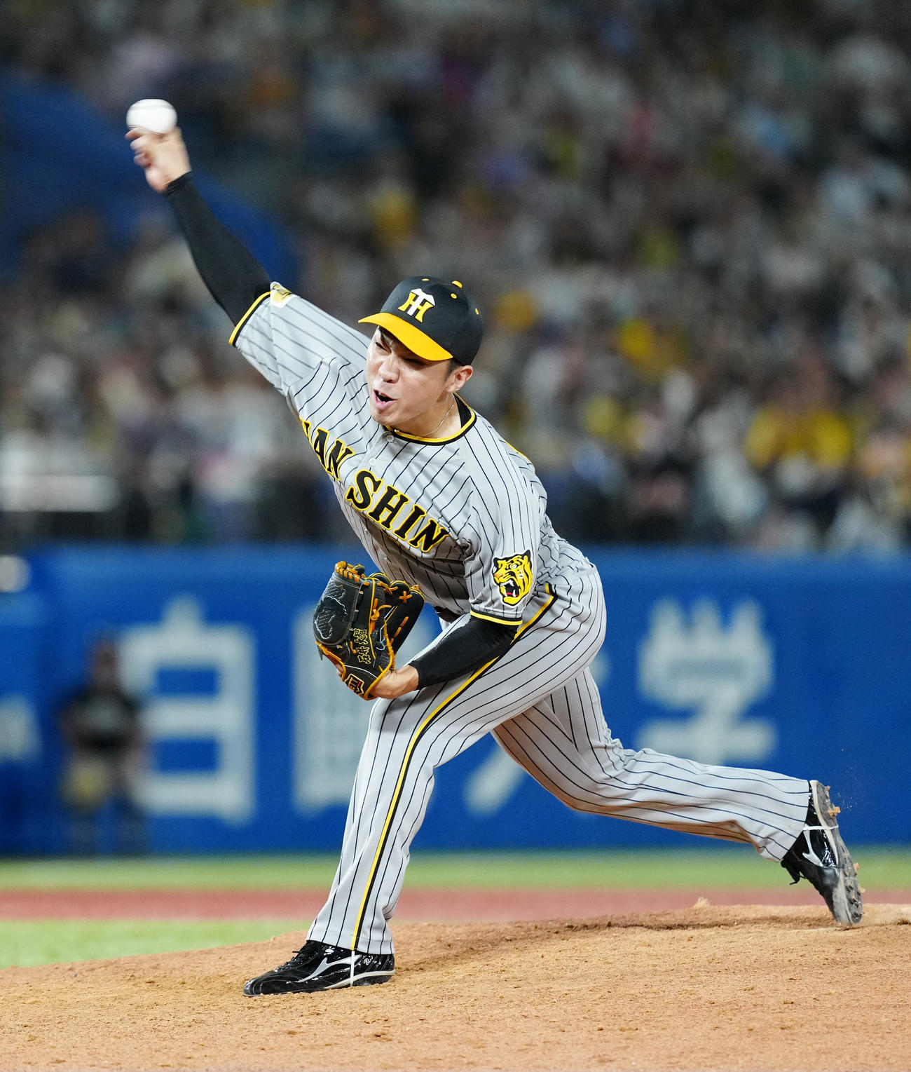 ヤクルト対阪神　阪神4番手の石井（撮影・江口和貴）