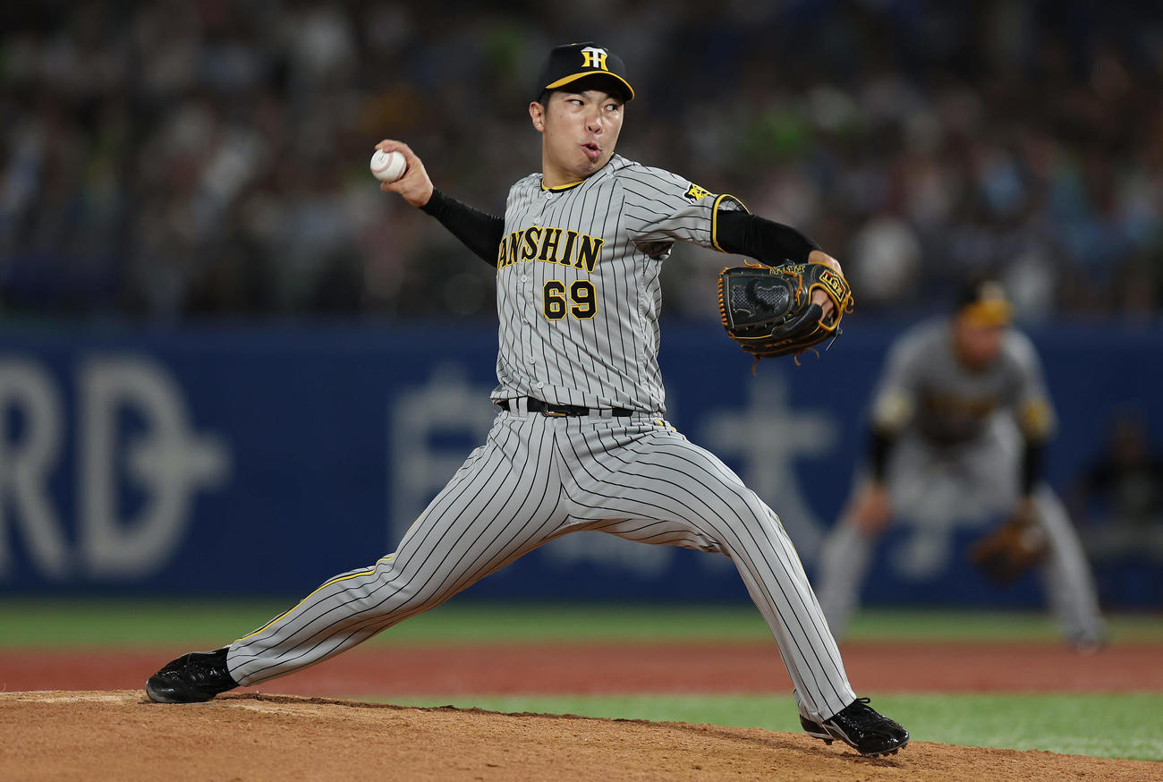 ヤクルト対阪神　力投する阪神4番手の石井（撮影・前田充）