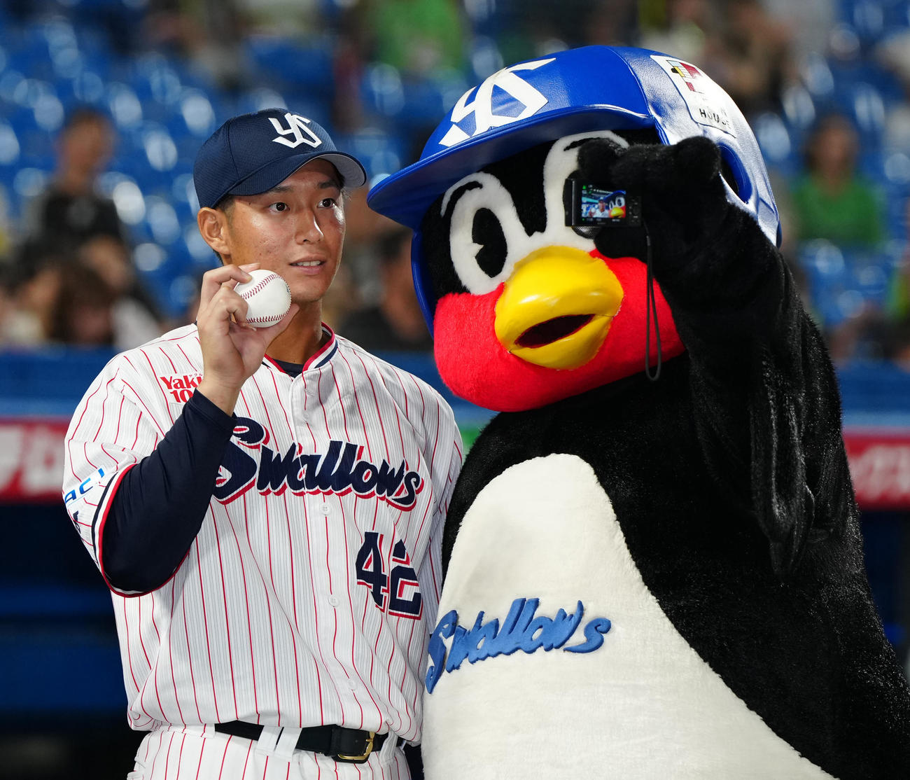 ヤクルト対阪神　試合後、つば九郎と写真に納まるヤクルト沢井（撮影・江口和貴）