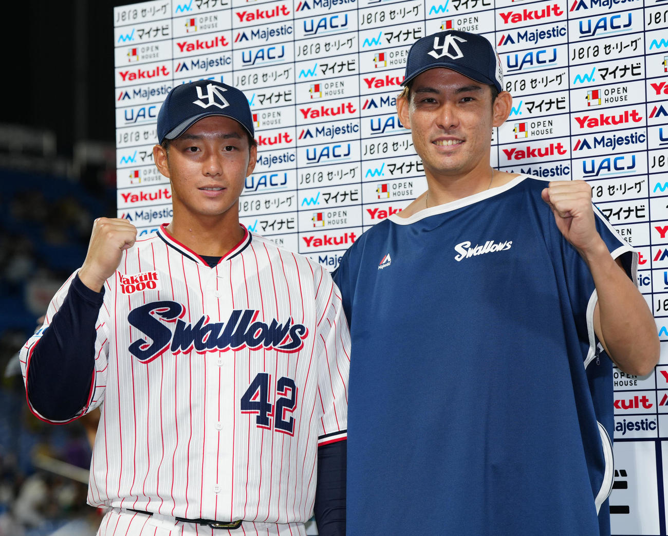 ヤクルト対阪神　試合後、写真に納まるヤクルト高梨（右）と沢井（撮影・江口和貴）