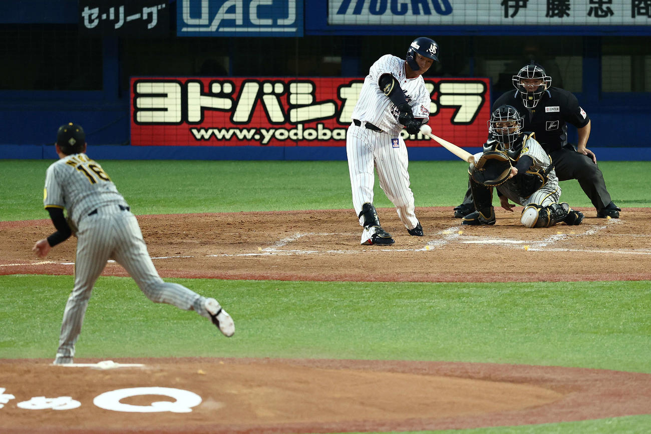 ヤクルト対阪神　3回裏ヤクルト2死一、二塁、右越え3点本塁打を放つ沢井。投手西勇（撮影・河田真司）