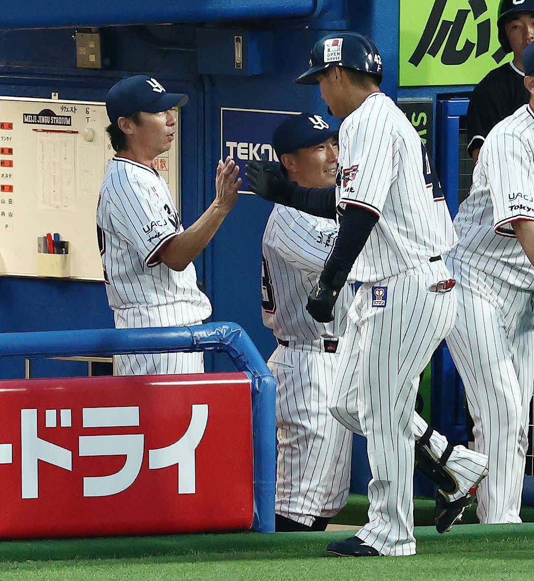 ヤクルト対阪神　3回裏ヤクルト2死一、二塁、右越え3点本塁打で生還する沢井（右）を迎える高津監督（撮影・河田真司）
