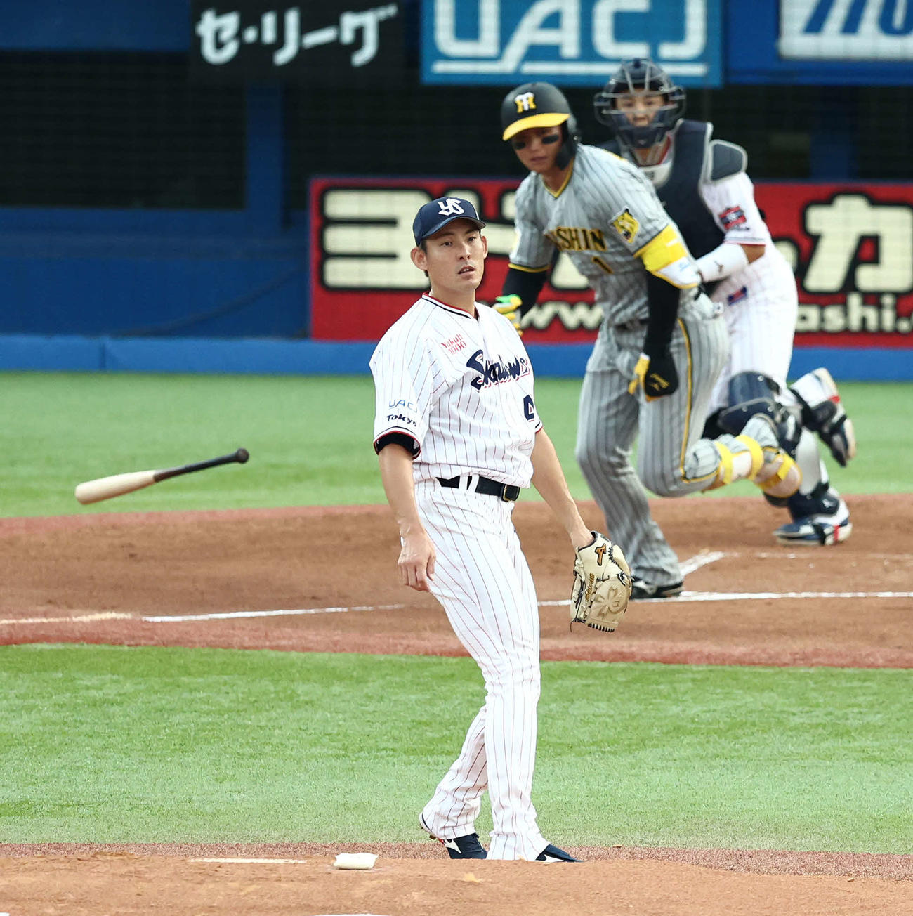ヤクルト対阪神　1回表阪神1死一塁、森下を併殺に仕留める高梨（撮影・河田真司）