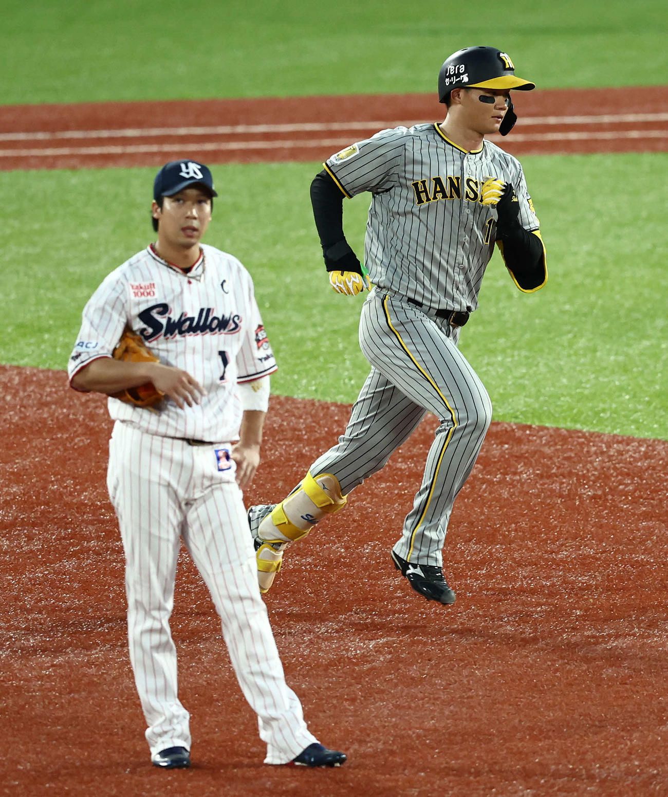 ヤクルト対阪神　4回表阪神1死一塁、左越え2点本塁打を放ちダイヤモンドを回る森下（右）（撮影・河田真司）