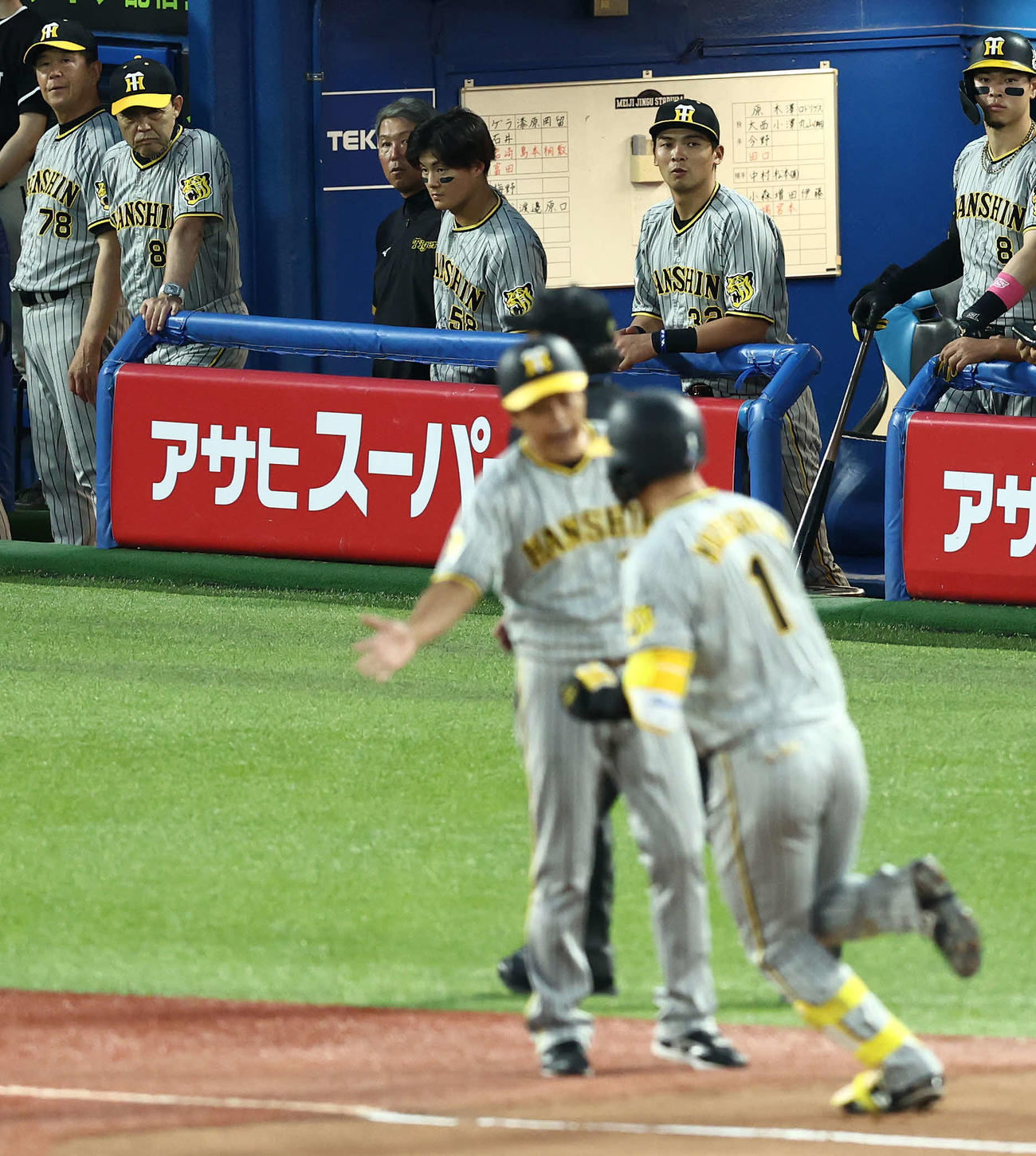 ヤクルト対阪神　4回表阪神1死一塁、左越え2点本塁打を放ちダイヤモンドを回る森下（手前）を＝見つめる岡田監督（撮影・河田真司）