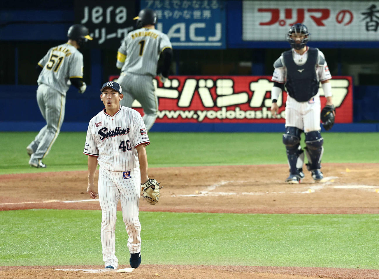ヤクルト対阪神　4回表阪神1死一塁、森下に左越え2点本塁打を浴びる高梨（撮影・河田真司）