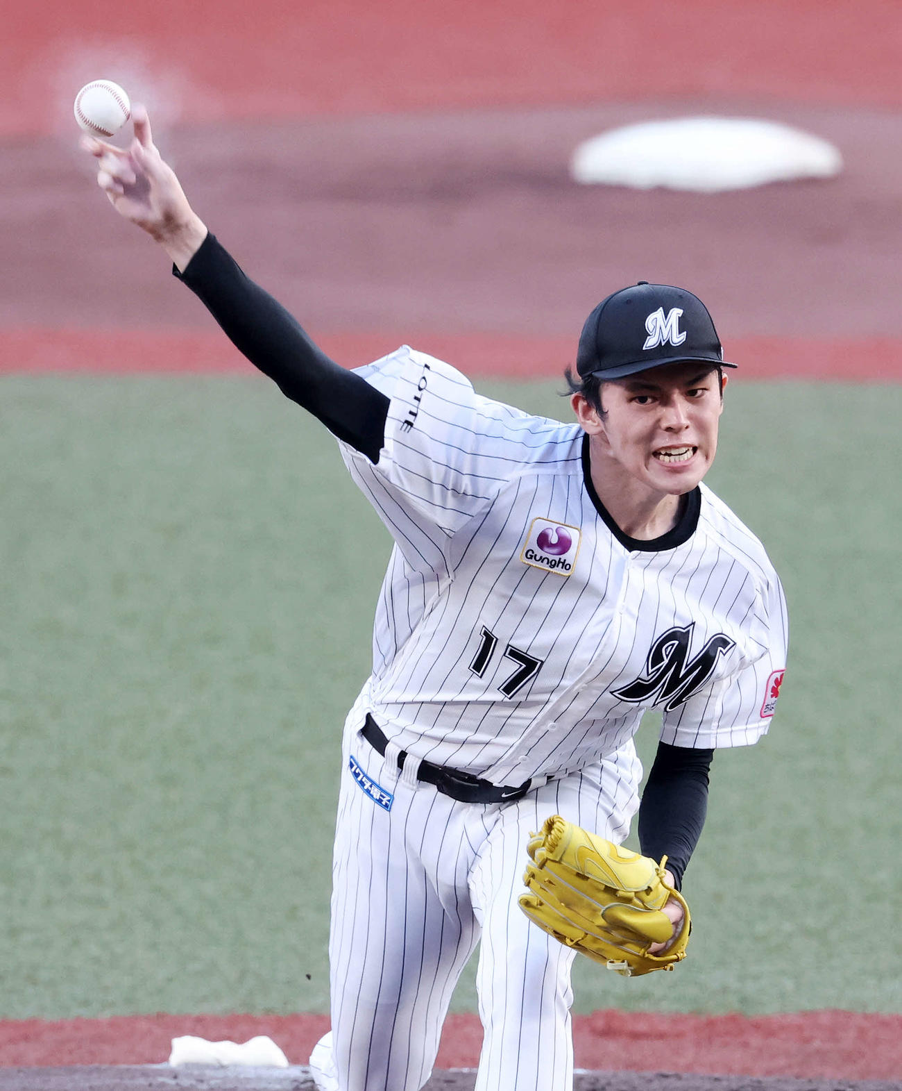 ロッテ対楽天　力投するロッテ先発の佐々木（撮影・鈴木正人）