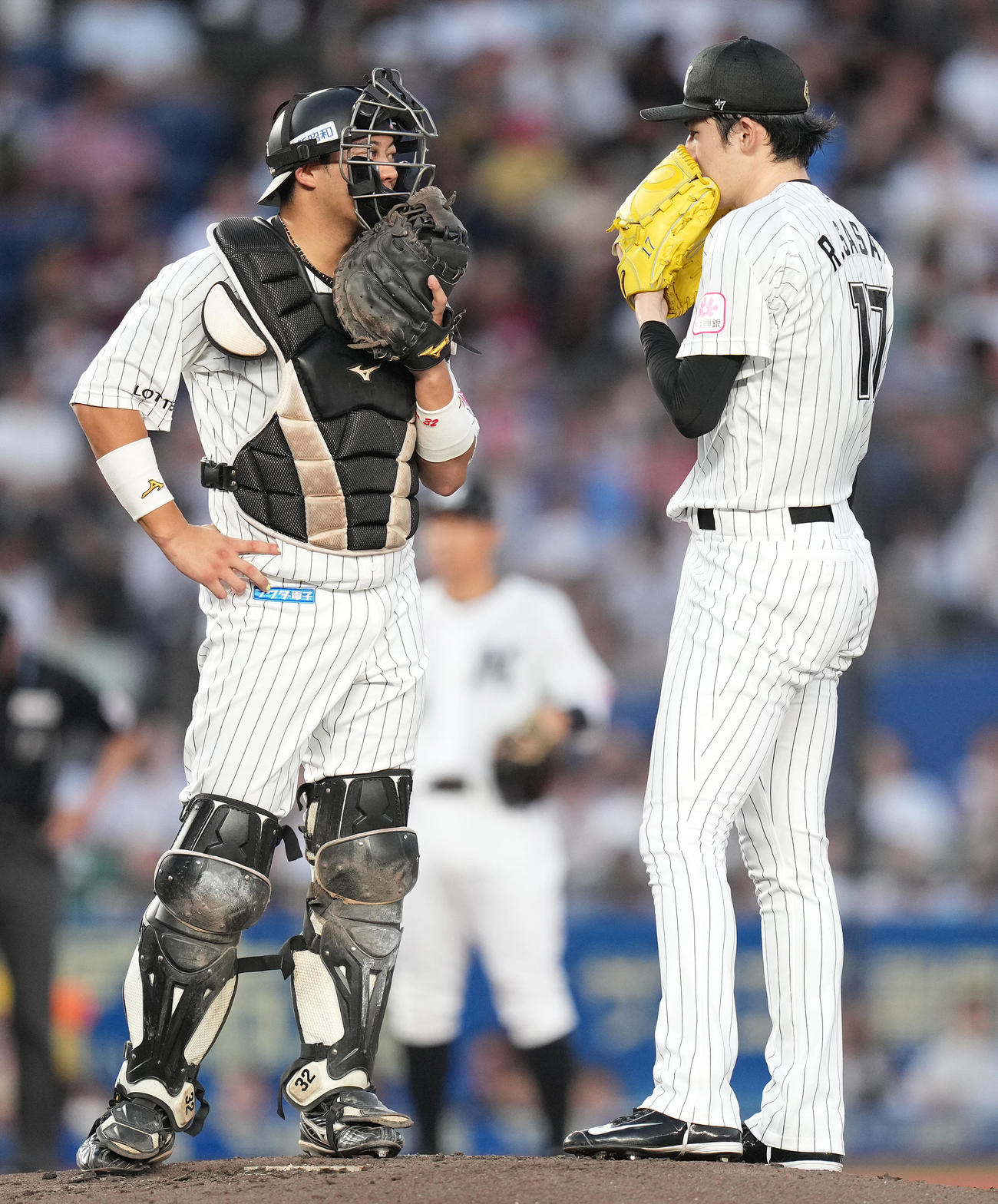 ロッテ対楽天　3回表、マウンドで佐藤（左）と話すロッテ佐々木（撮影・鈴木みどり）
